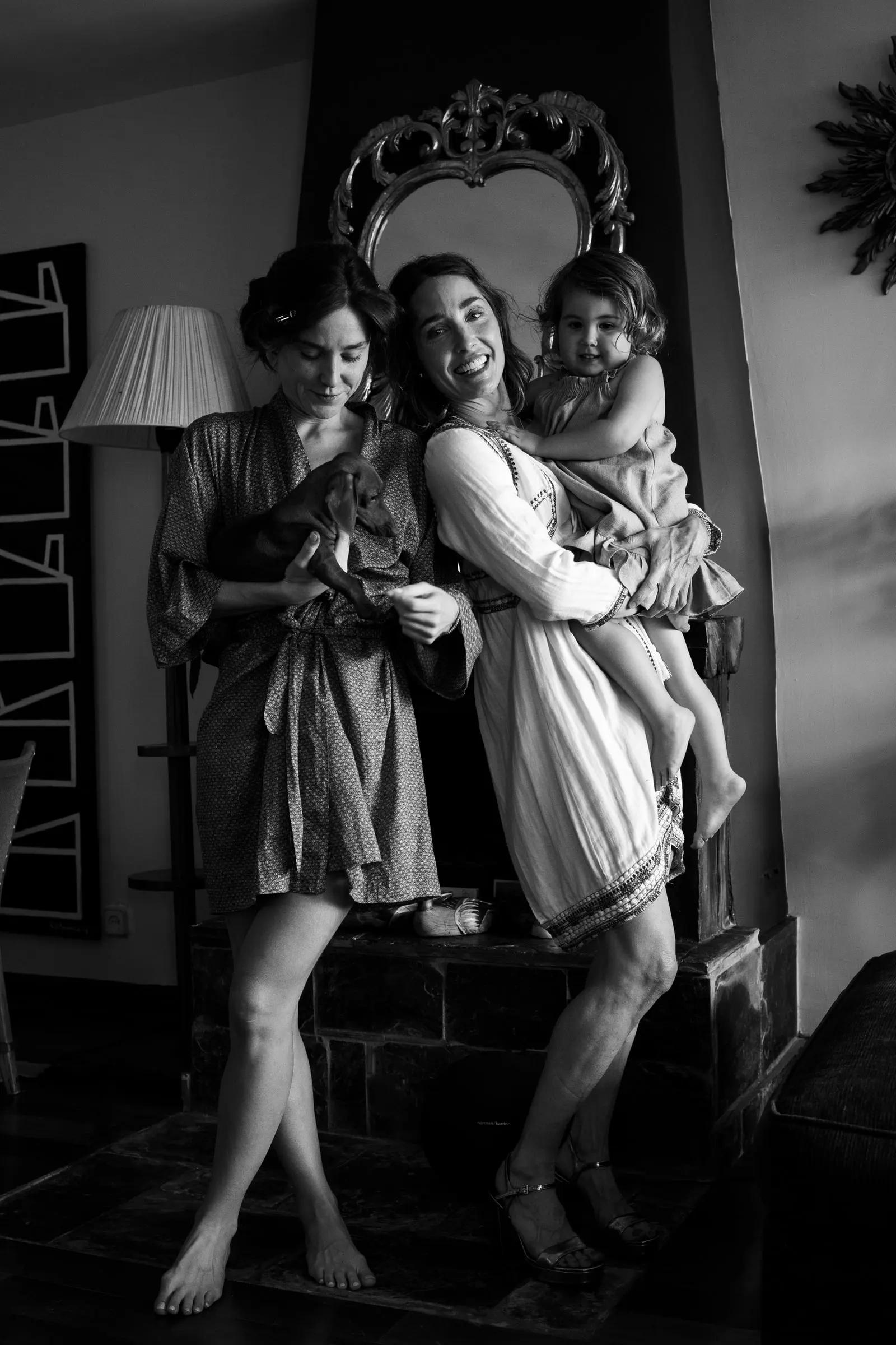 Black and white of two women and a little girl laughing by a mirror, Barbillón, Marbella