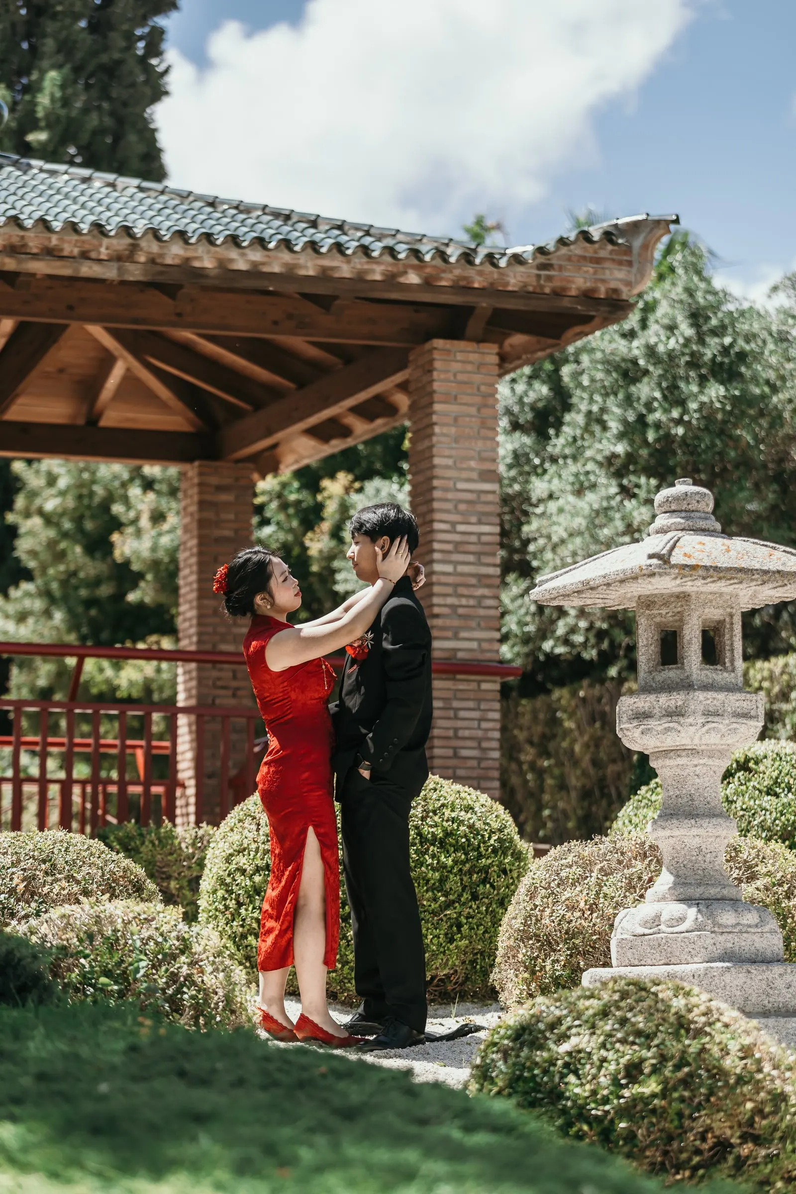 La pareja abrazada entre una pagoda y una linterna de piedra, Jardín Oriental Bienquerido, Alhaurín de la Torre