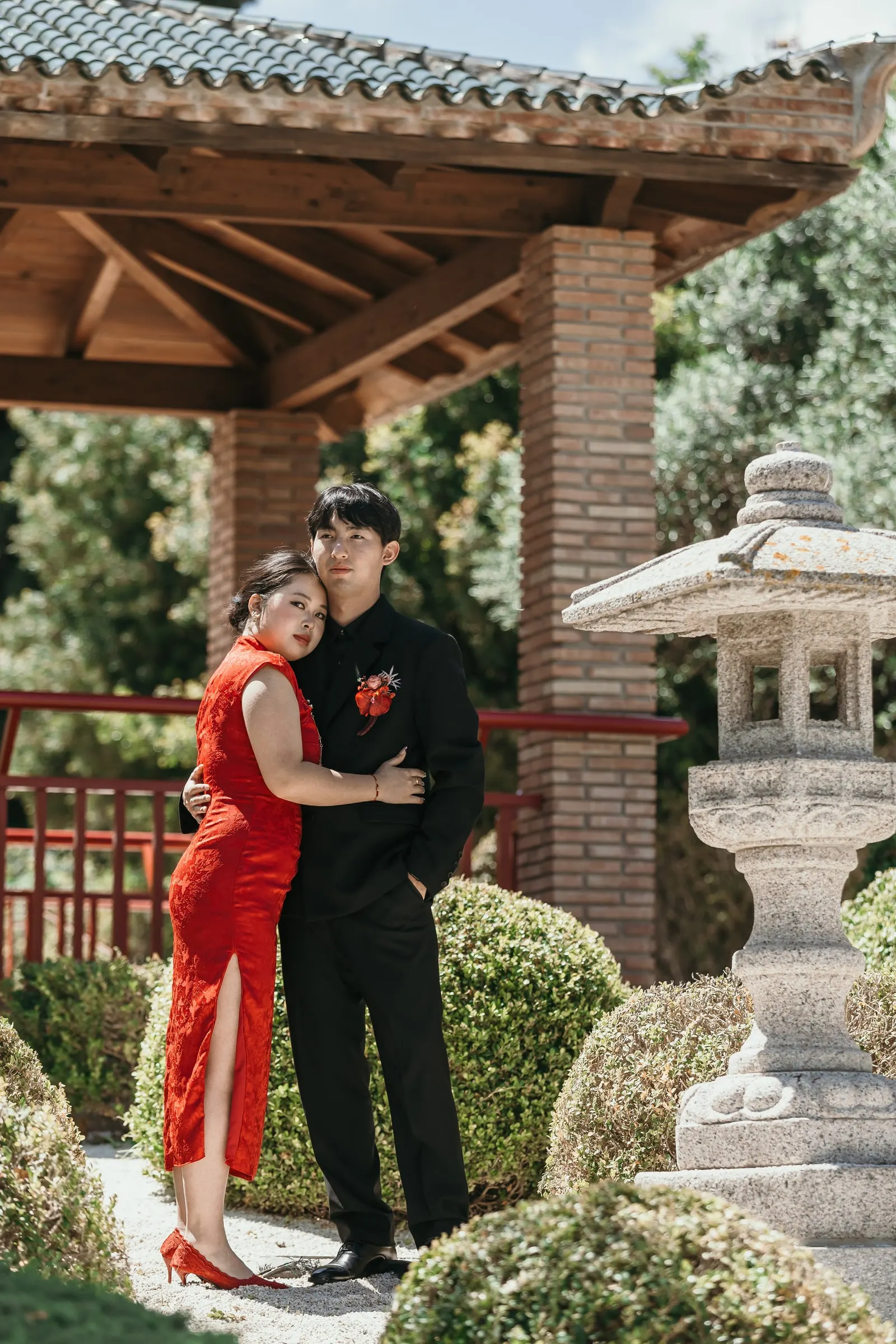 Bride-to-be resting against her fiancé by the pagoda in the Jardín Oriental Bienquerido