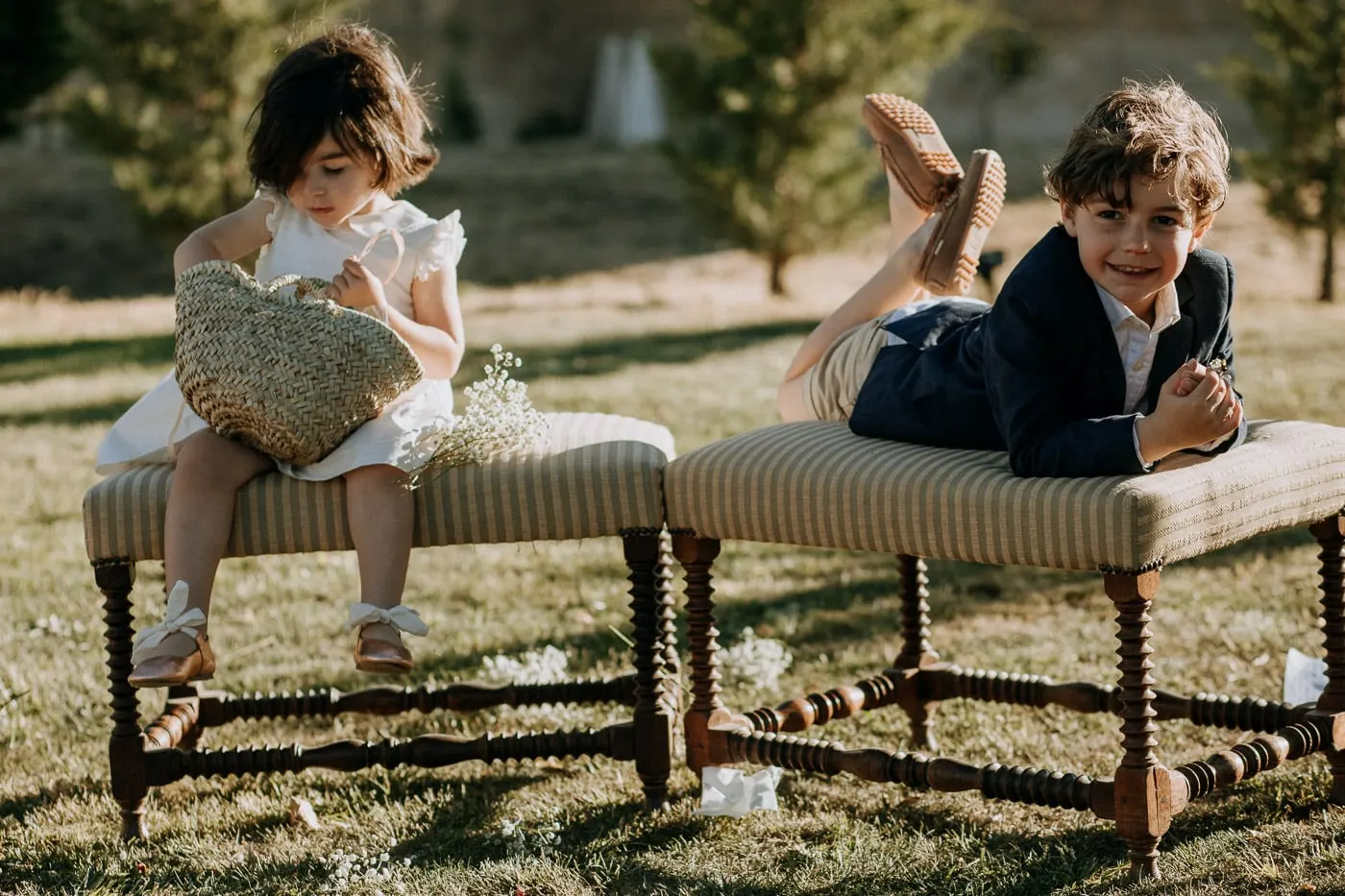The two children waiting on the benches in the grass, Castillo del Buen Amor