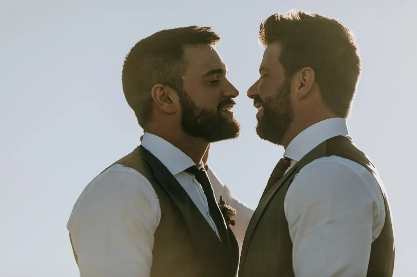 Close portrait of the grooms smiling at each other against the sky, Salamanca