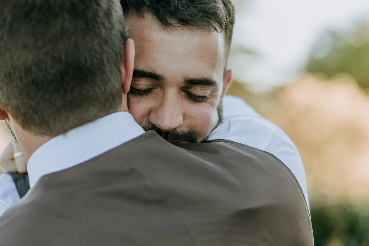 One groom with his eyes closed in a long hug, Salamanca