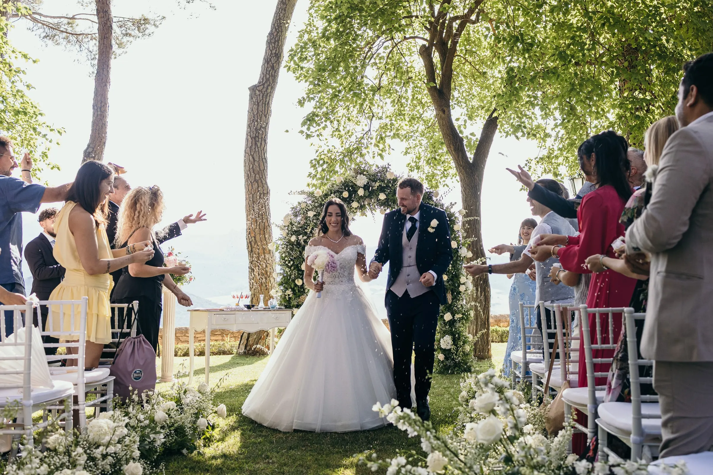 Sara y Vincent vuelven por el pasillo entre aplausos y pétalos de los invitados