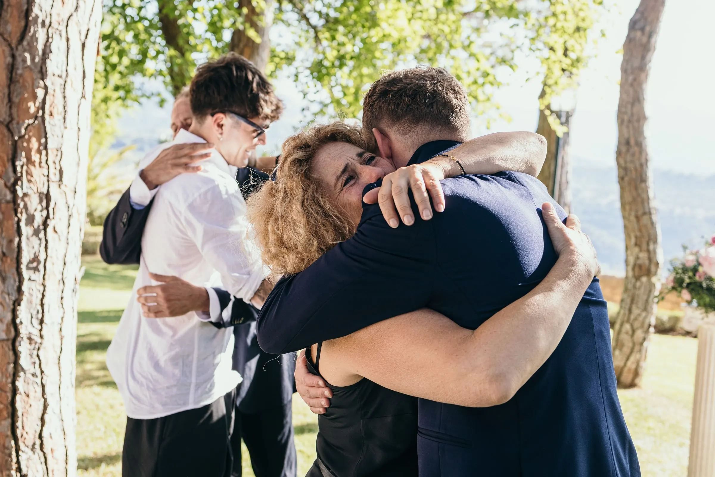 Vincent se funde en un abrazo con una invitada después de la ceremonia