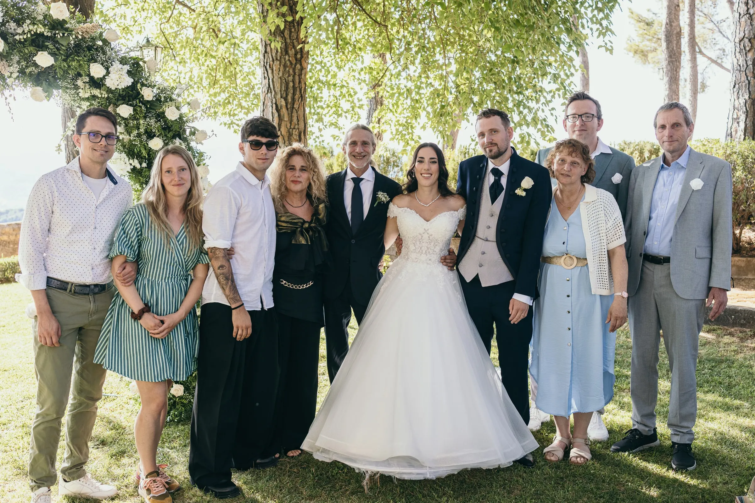 Foto de grupo de los novios con la familia en el césped del Reina Victoria