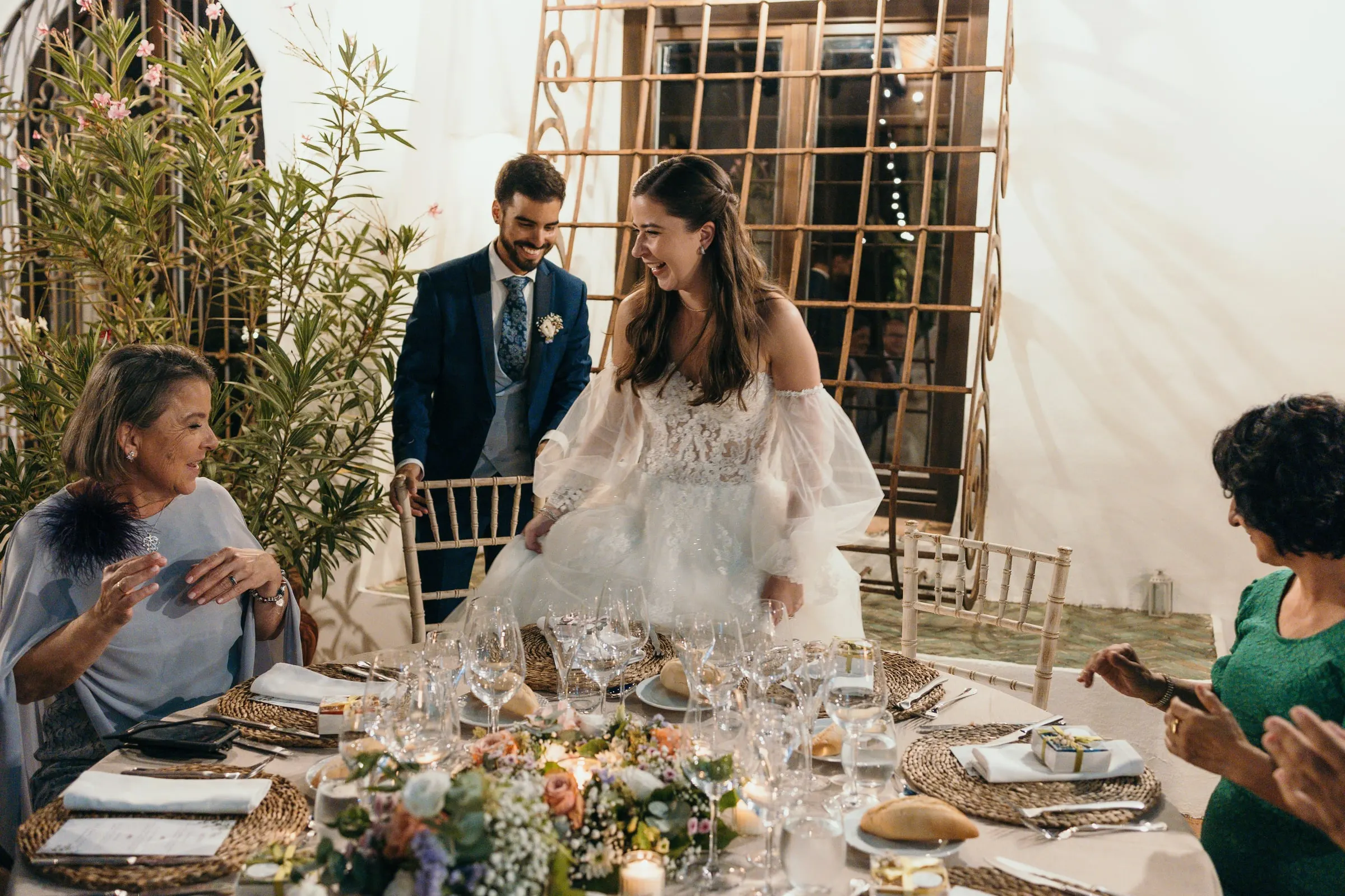Los novios llegan a una mesa de invitados decorada con flores, Cortijo San Francisco, Estepona