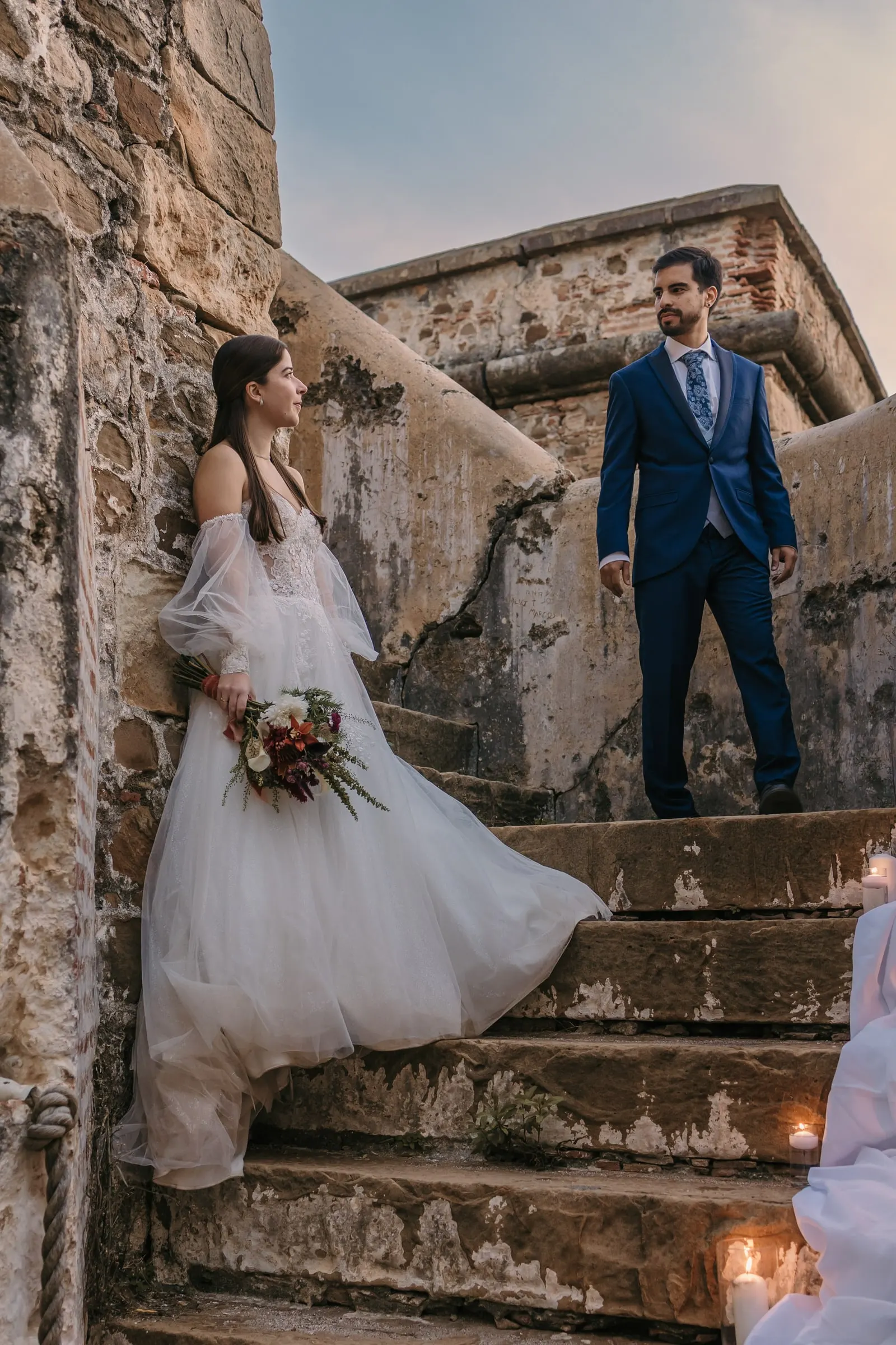 La novia apoyada en el muro y el novio en la escalera, al atardecer, Cortijo San Francisco, Estepona