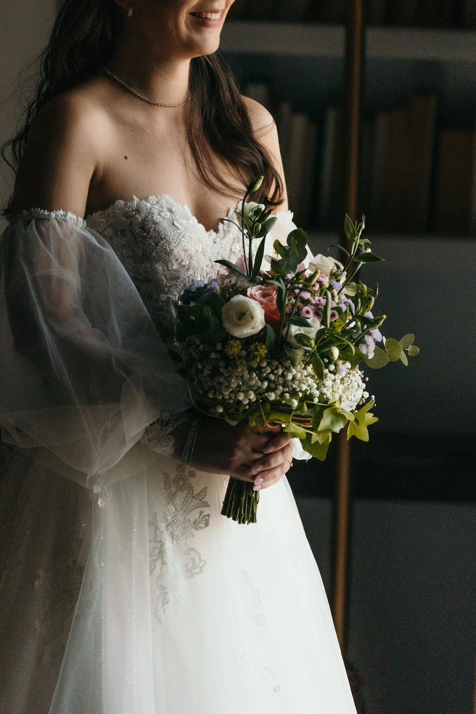 La novia sonríe con su ramo de flores blancas y verdes, Cortijo San Francisco, Estepona