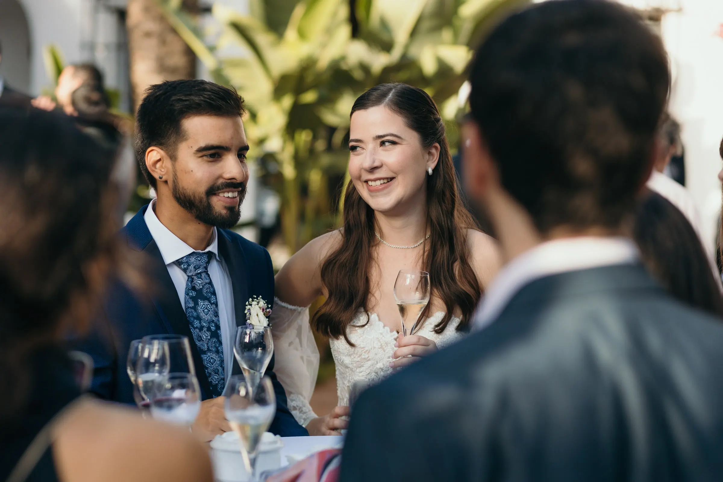 Los novios ríen con los invitados durante el cóctel, Cortijo San Francisco, Estepona