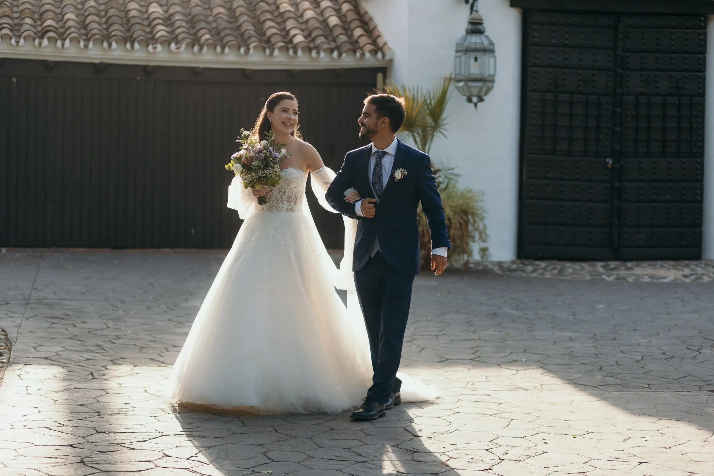 Los novios salen al patio soleado tras la ceremonia, Cortijo San Francisco, Estepona