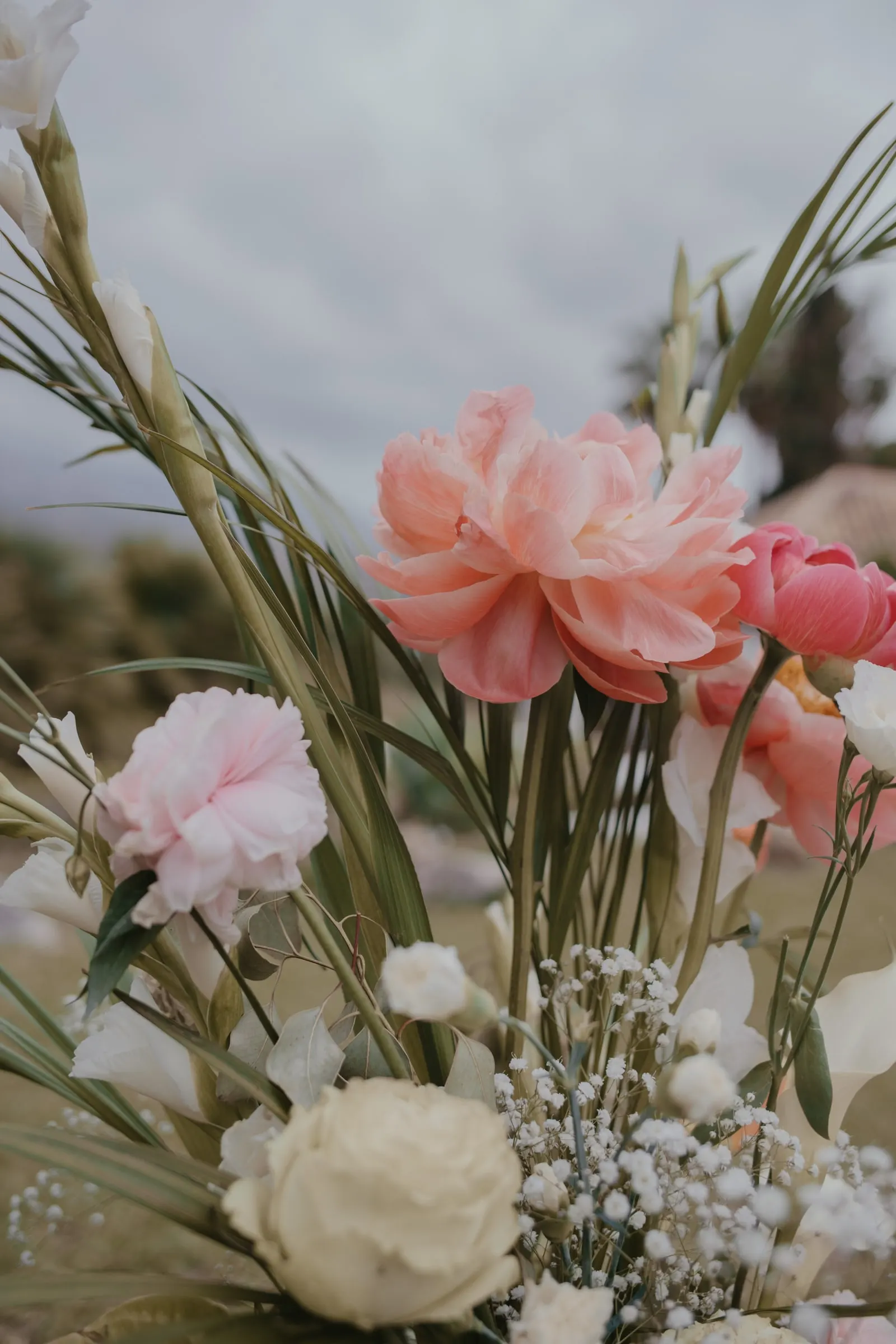 Flores de la ceremonia en rosa suave: peonías, claveles y rosas blancas con espigas, Hacienda San José, Mijas