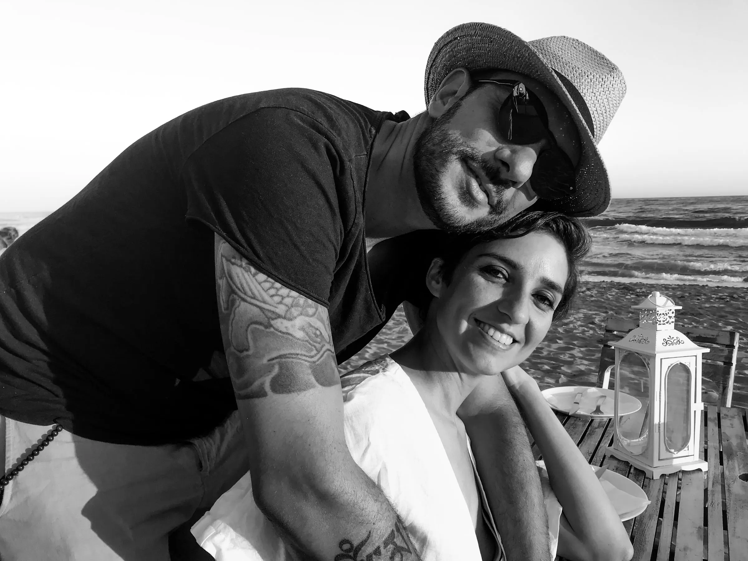 Diego y Tamara, el matrimonio detrás de Picart, riendo juntos en la playa