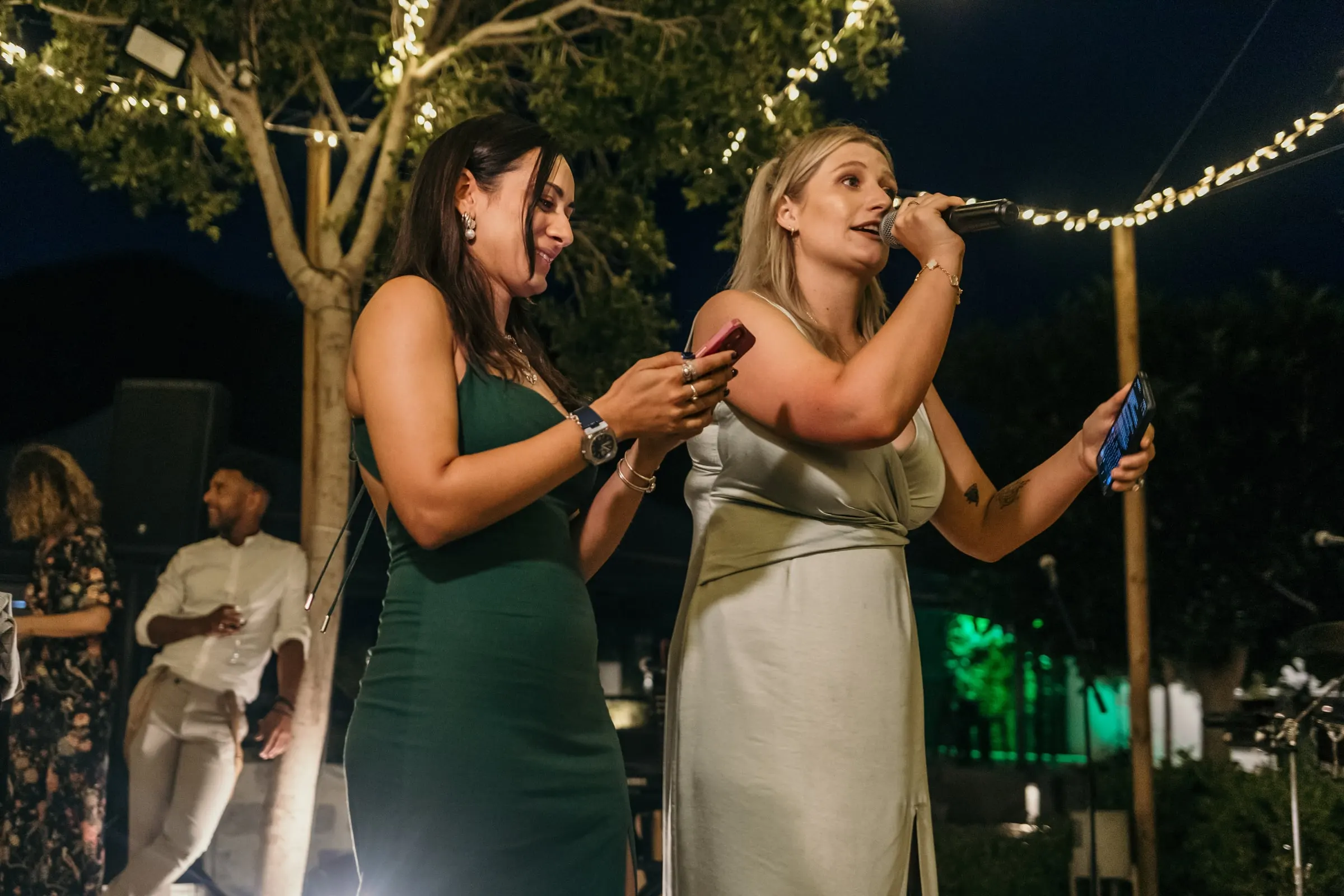 Dos damas leen su discurso en el móvil por la noche