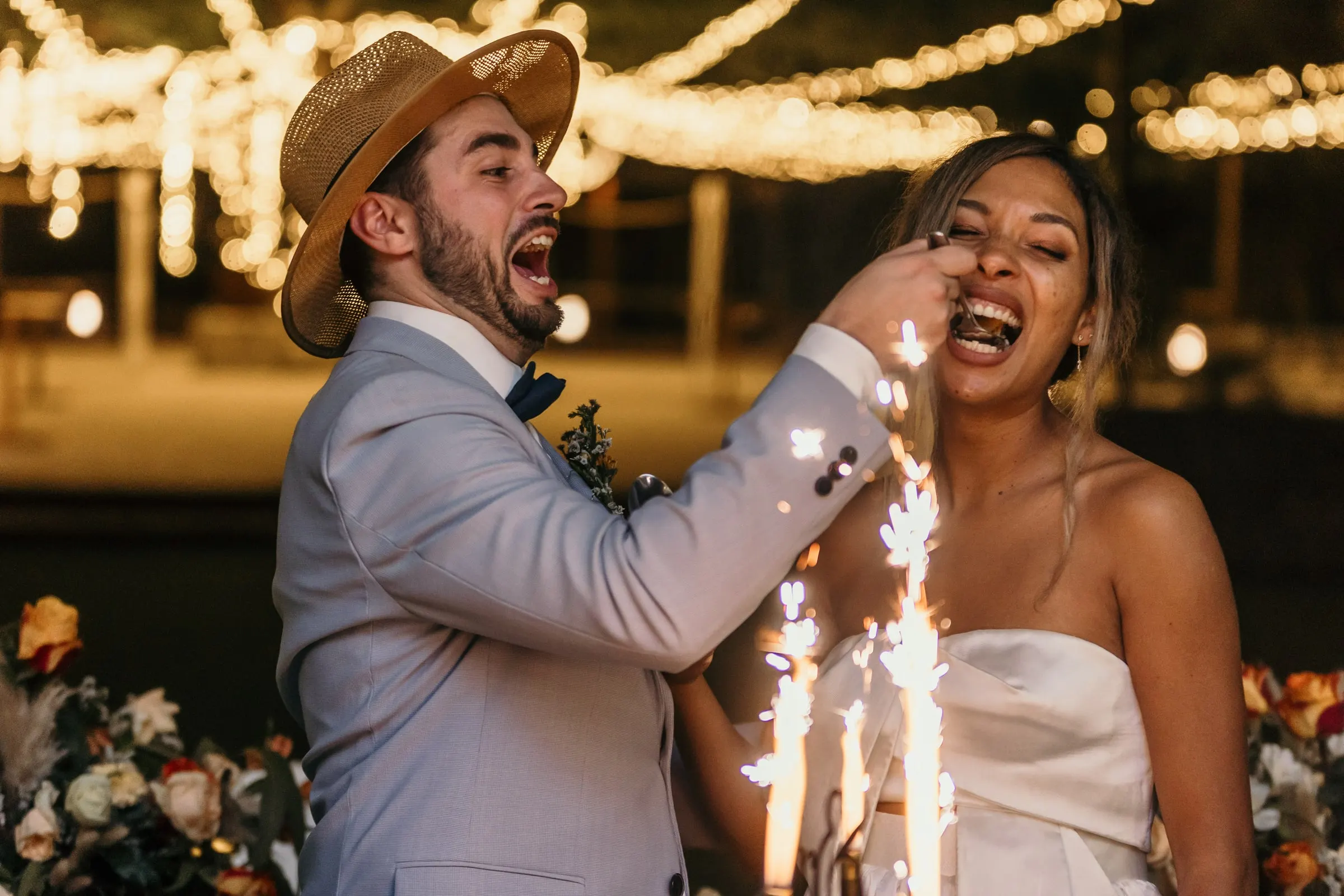 La novia le da tarta al novio, que se parte de risa
