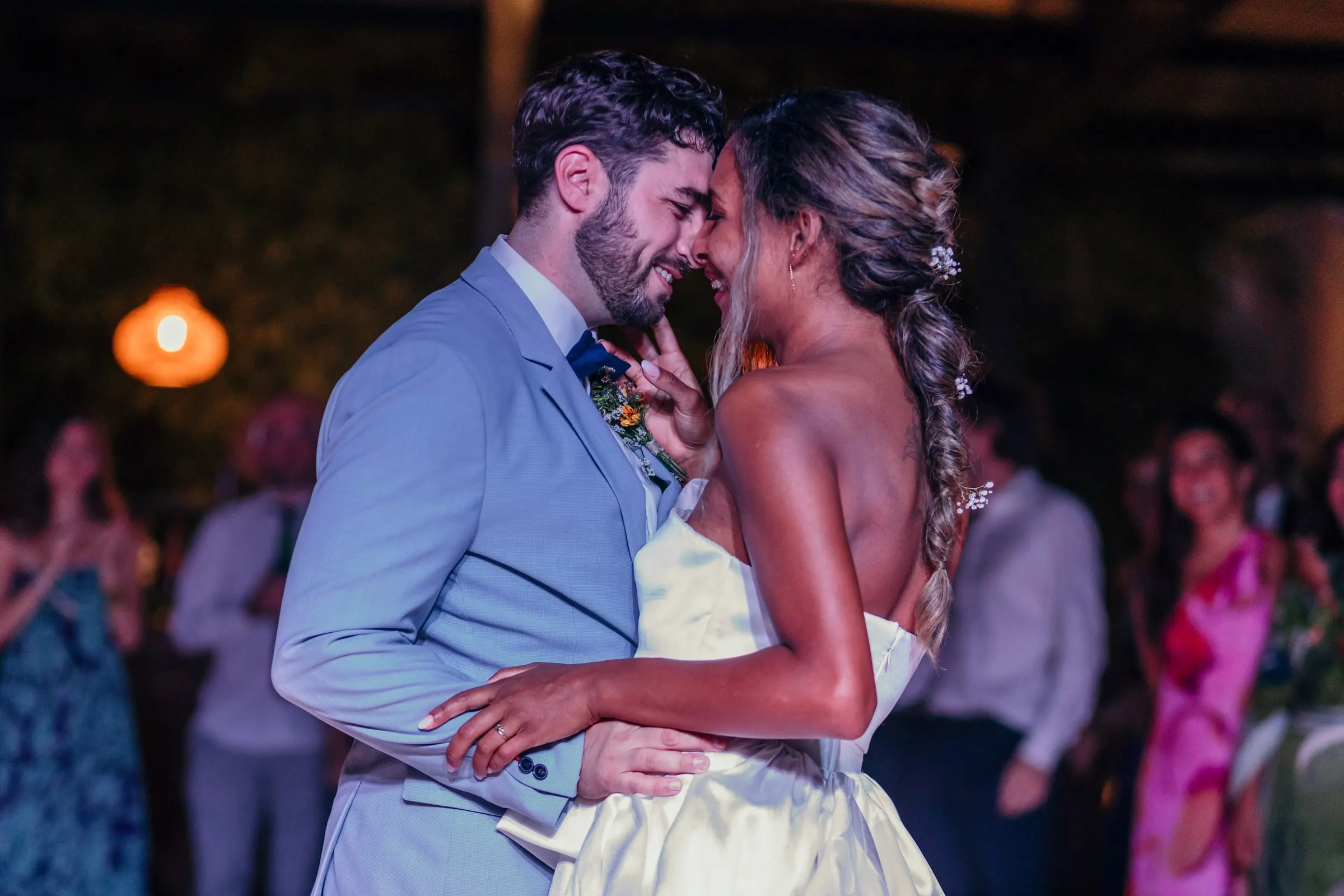 Primer baile, frente con frente, mientras los invitados graban con el móvil