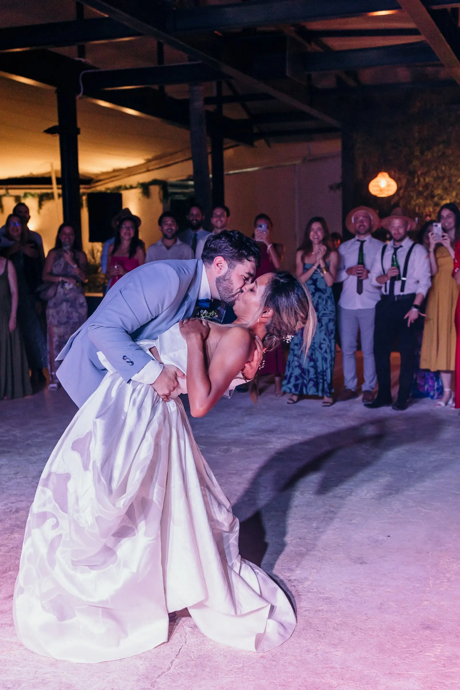 El novio inclina a la novia para besarla al final del primer baile