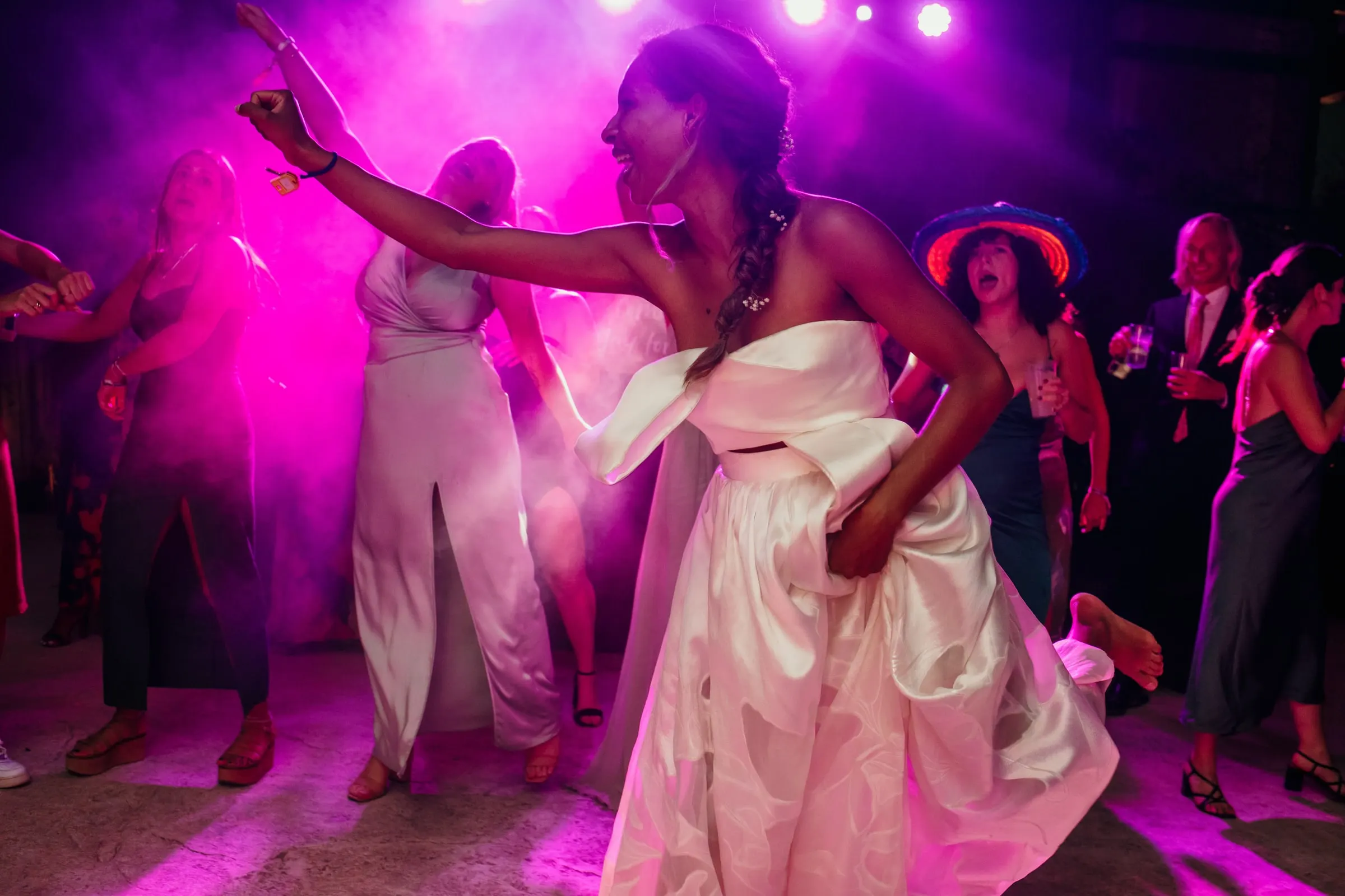 La novia baila con sus amigas bajo luces rosas en la fiesta en la Costa del Sol