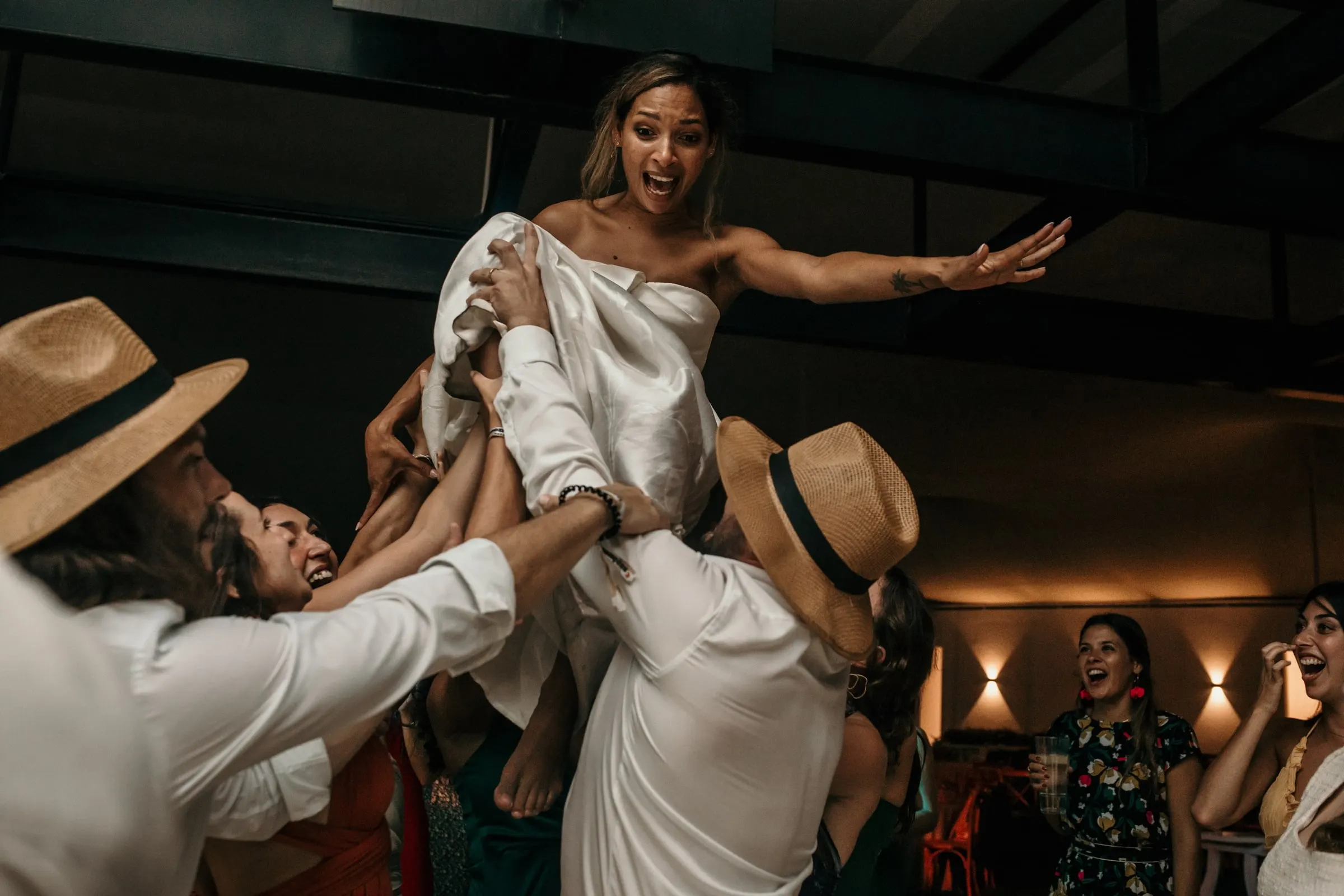 Los invitados levantan a la novia por encima de la pista
