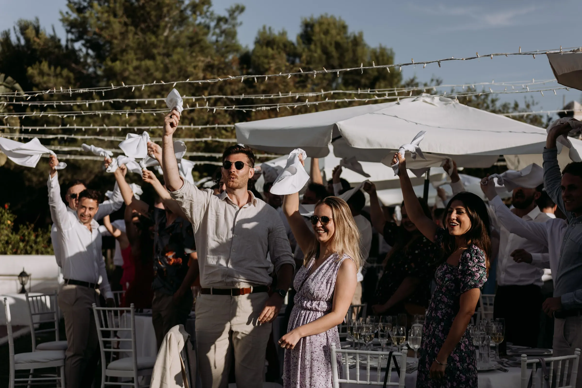 Guests waving white napkins as the couple arrive at the reception, Hacienda San José