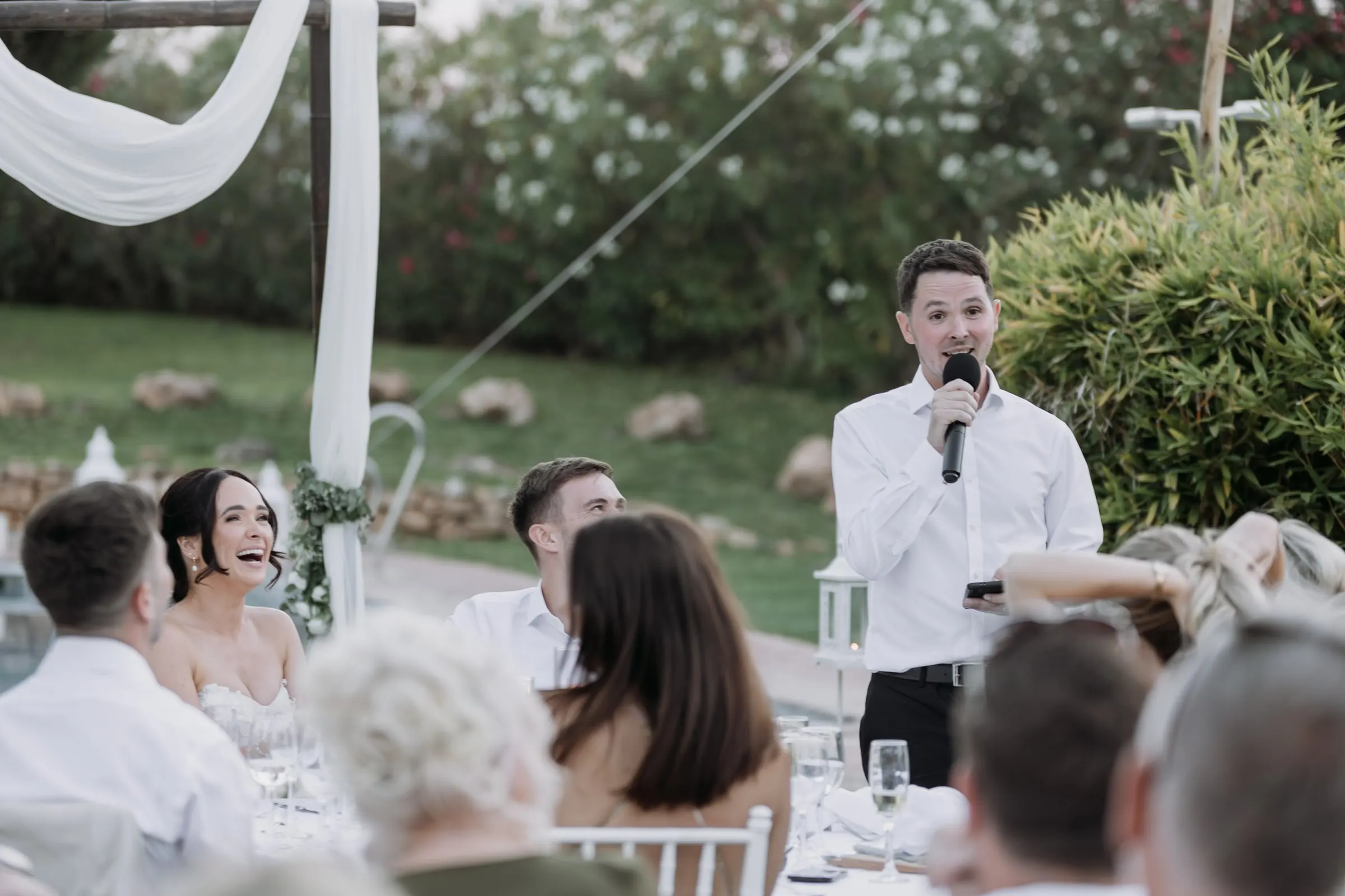 A friend giving a speech among the tables in the garden, Hacienda San José