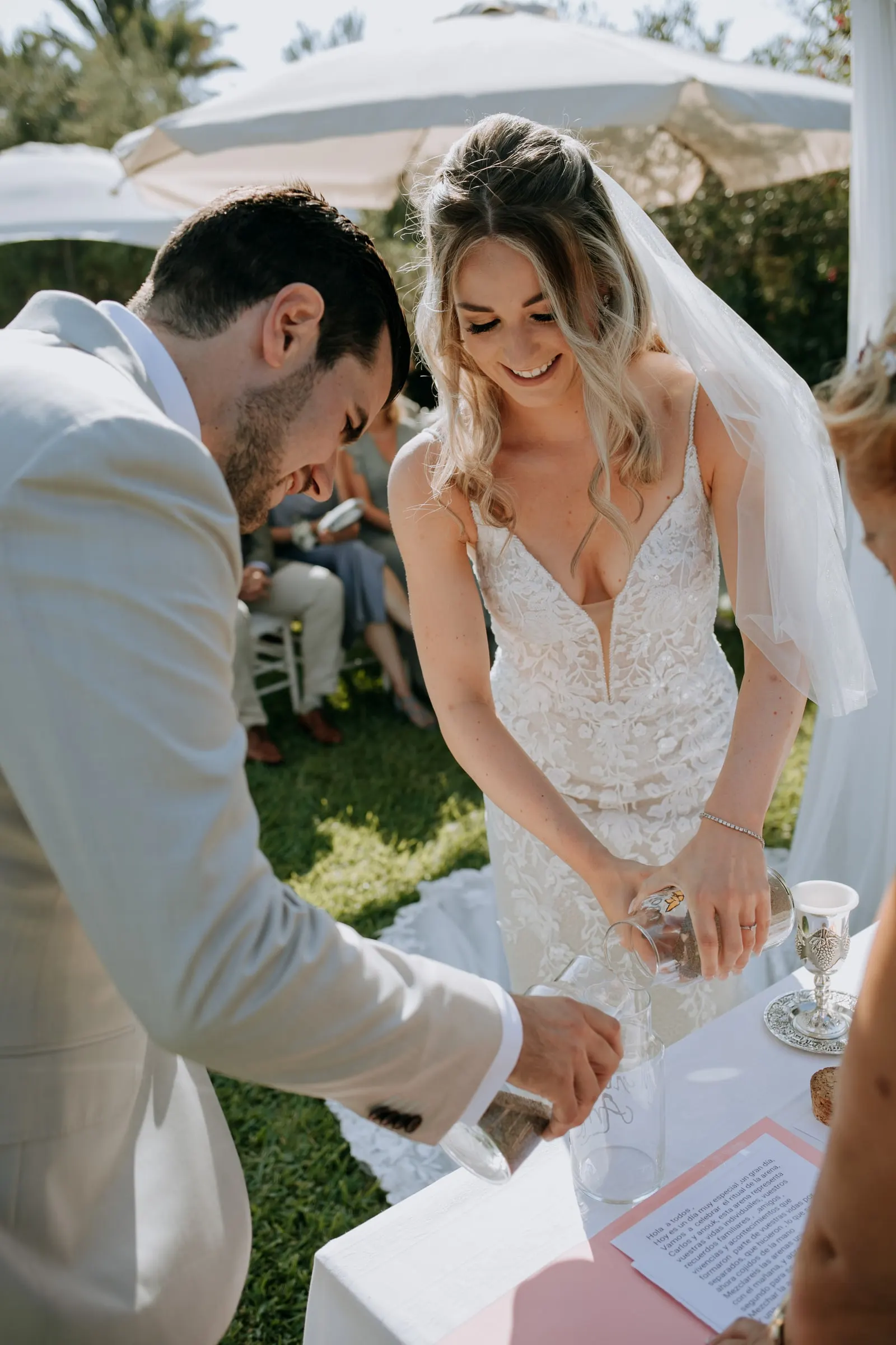 Los novios ríen mientras echan arena en el tarro durante la ceremonia, Hacienda San José, Mijas