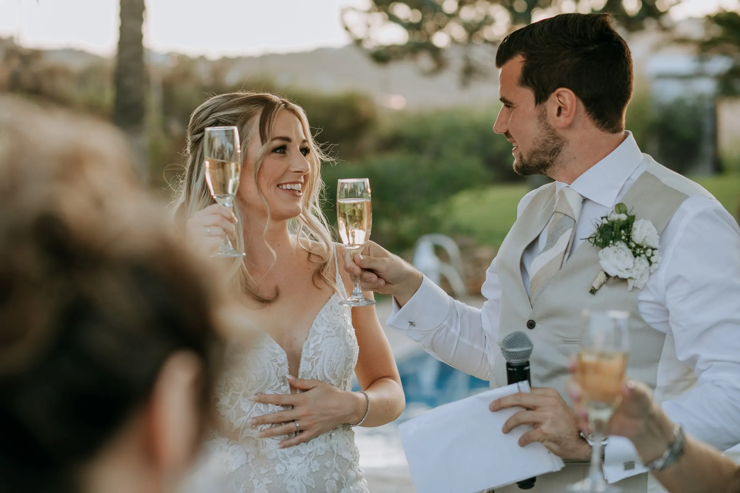 Los novios brindan con cava durante los discursos junto a la piscina, Hacienda San José, Mijas