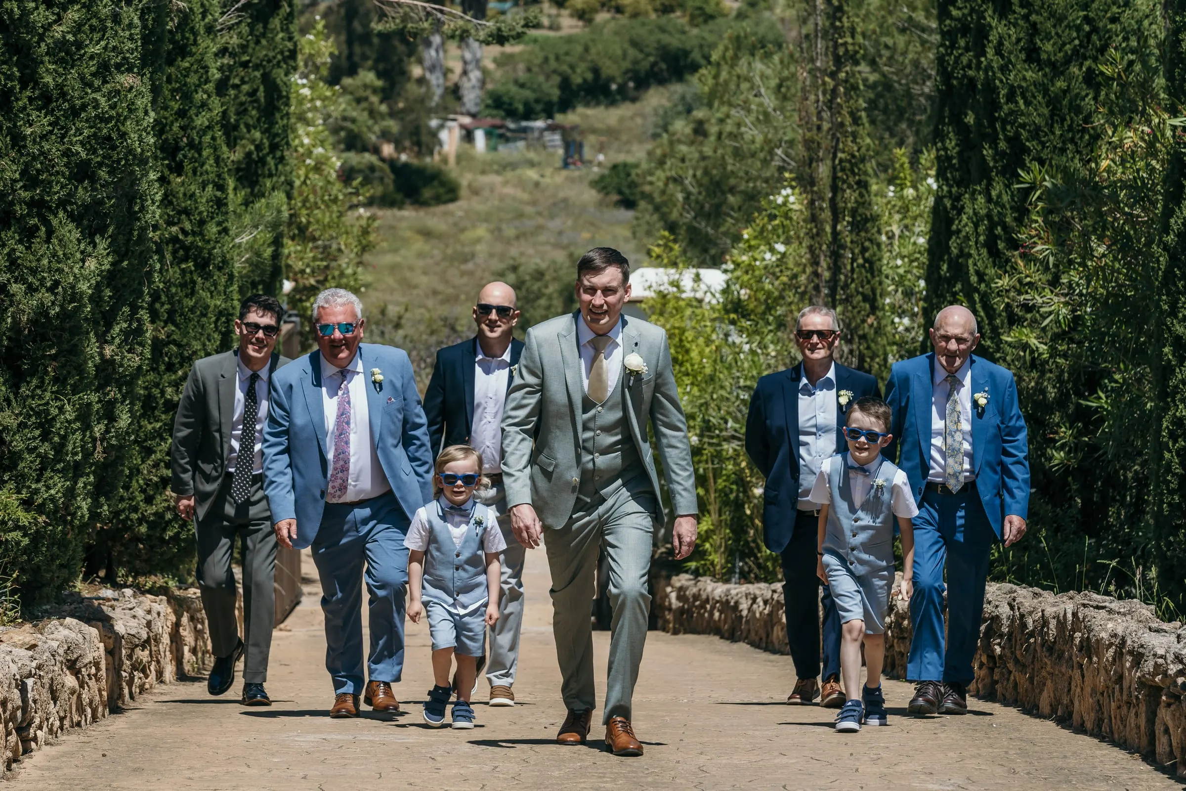 El novio y sus amigos bajan por el camino de muros de piedra, Hacienda San José, Mijas
