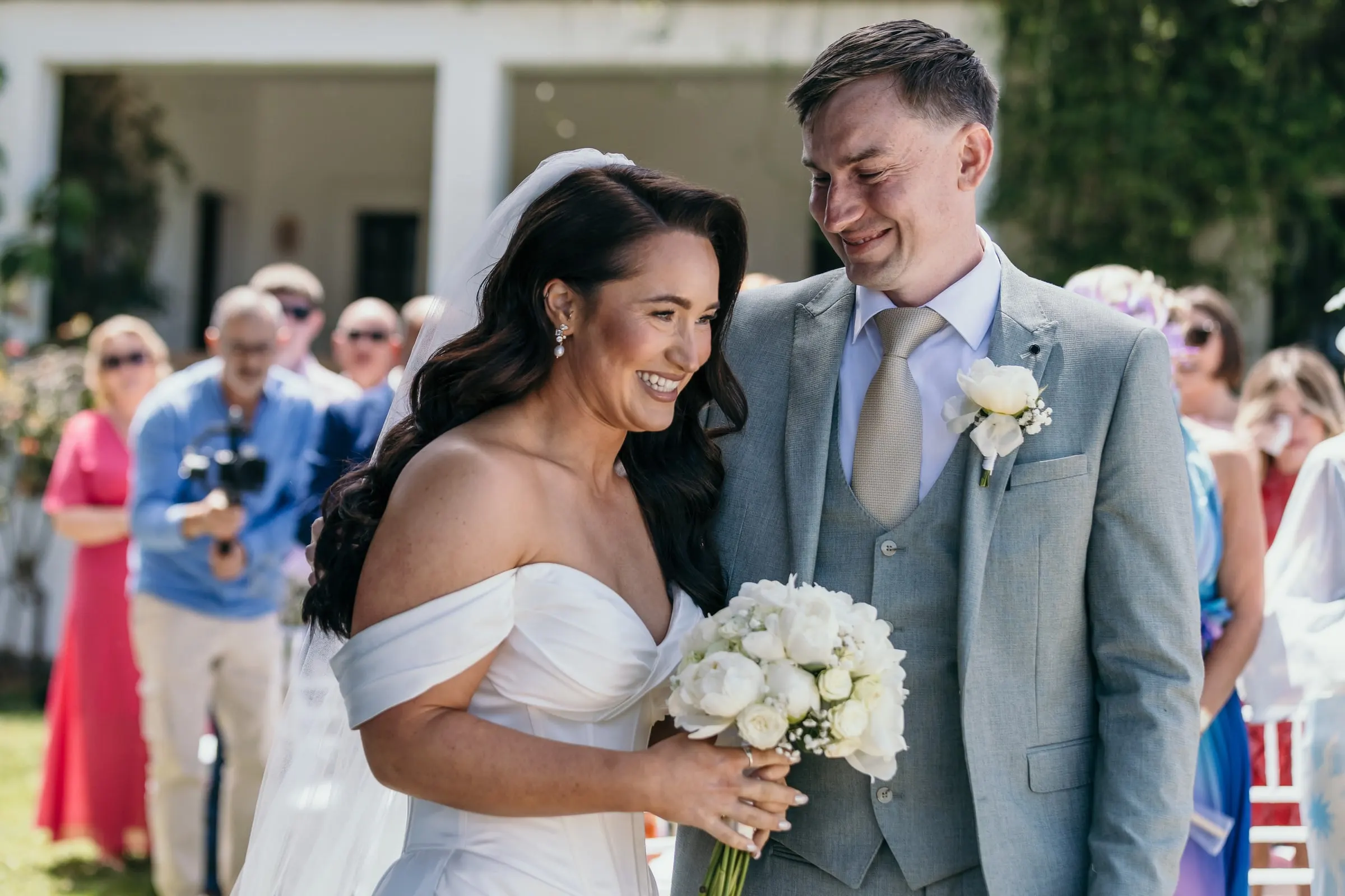 Los novios ríen juntos al empezar la ceremonia, Mijas