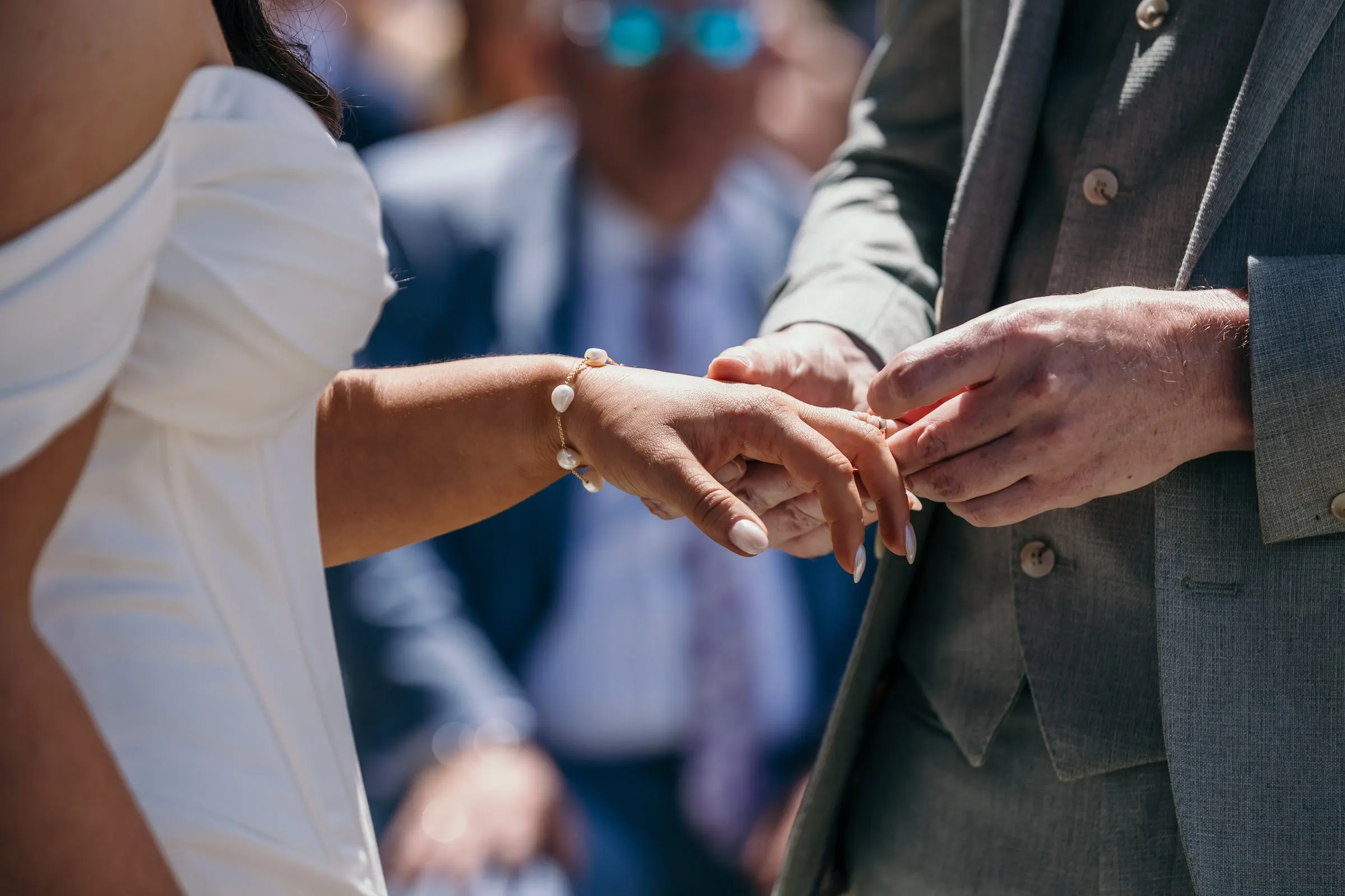 Detalle del novio poniéndole la alianza a la novia