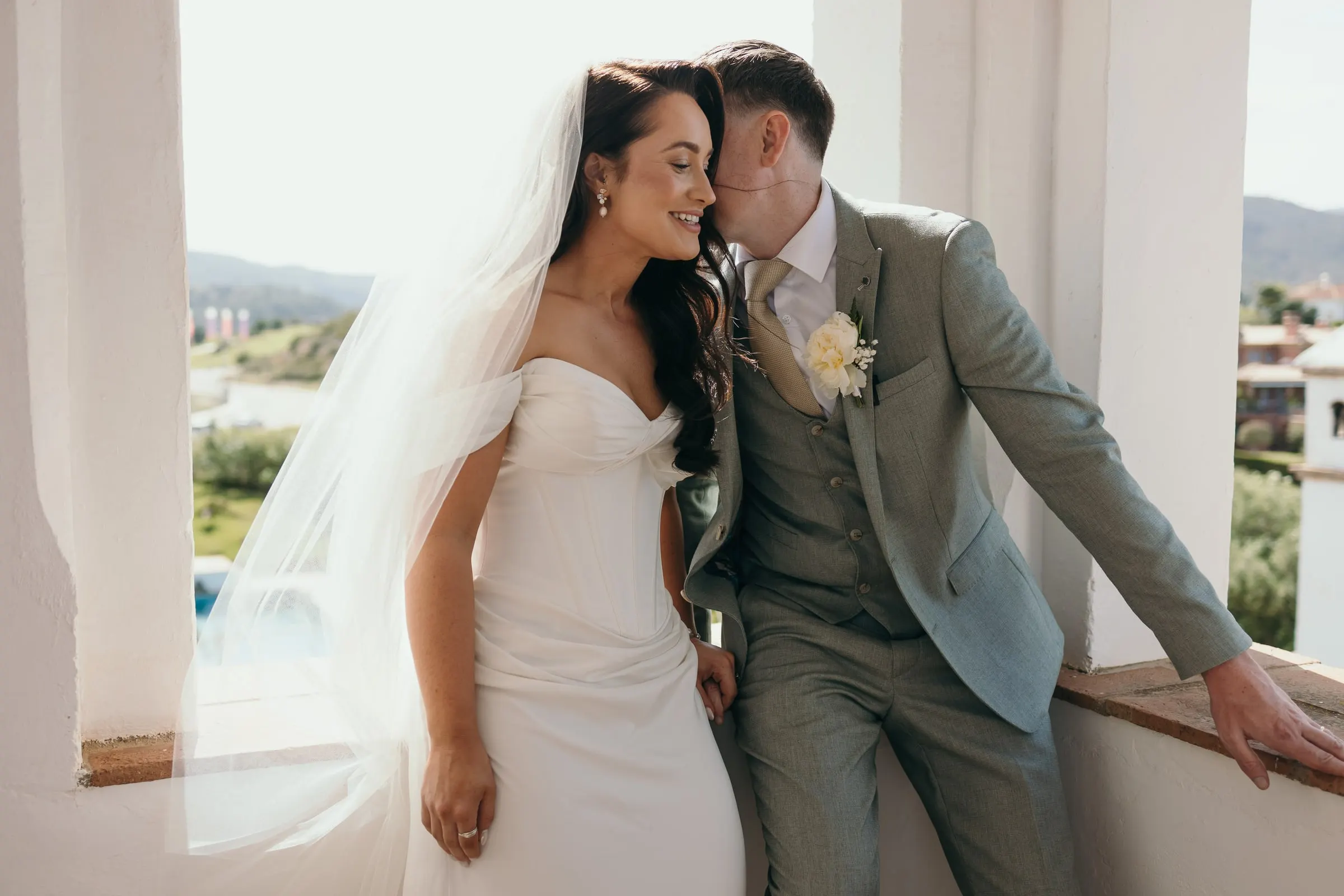 Los novios apoyados en el alféizar de la torre con las colinas detrás, Mijas