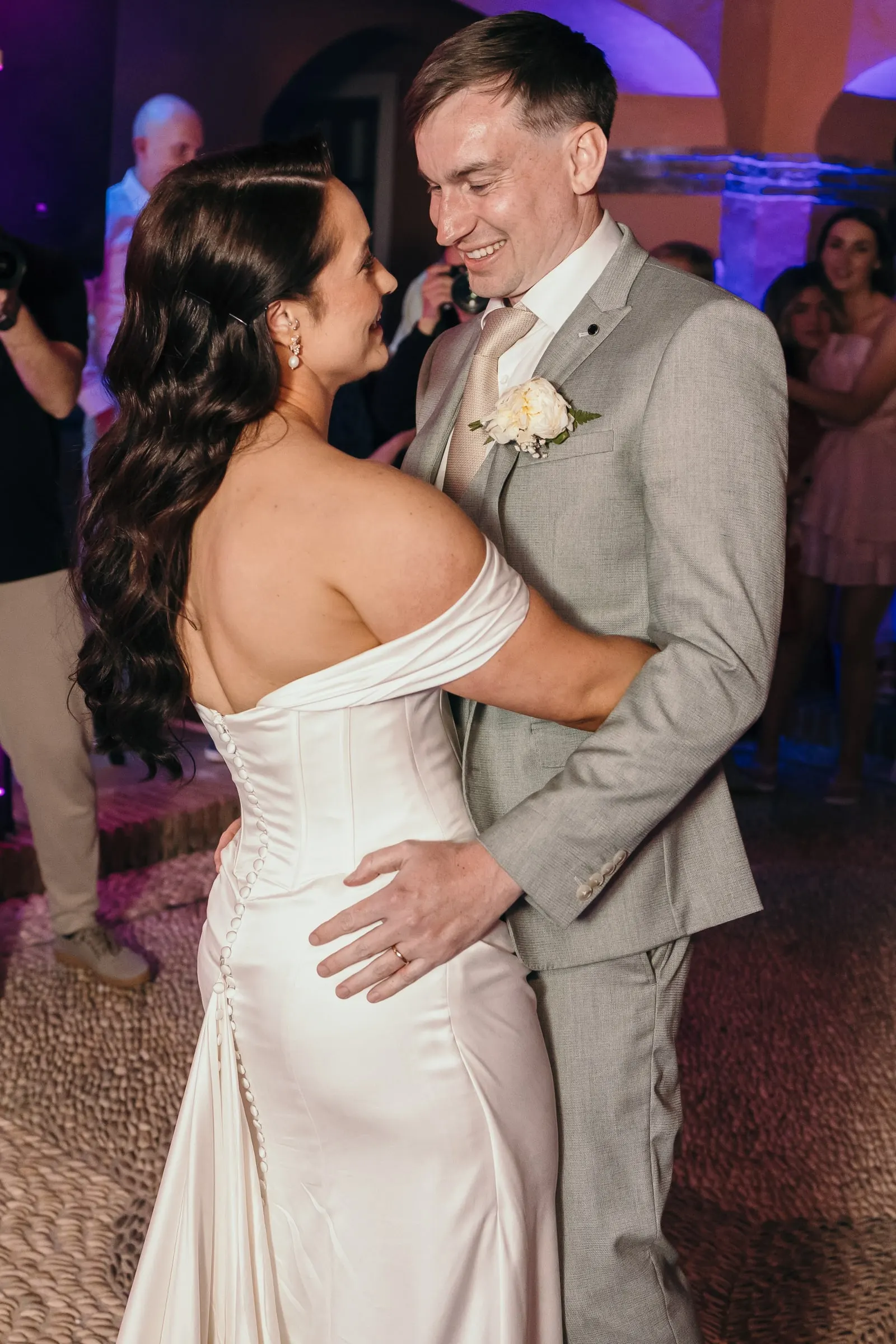Los novios en su primer baile en el patio, Hacienda San José
