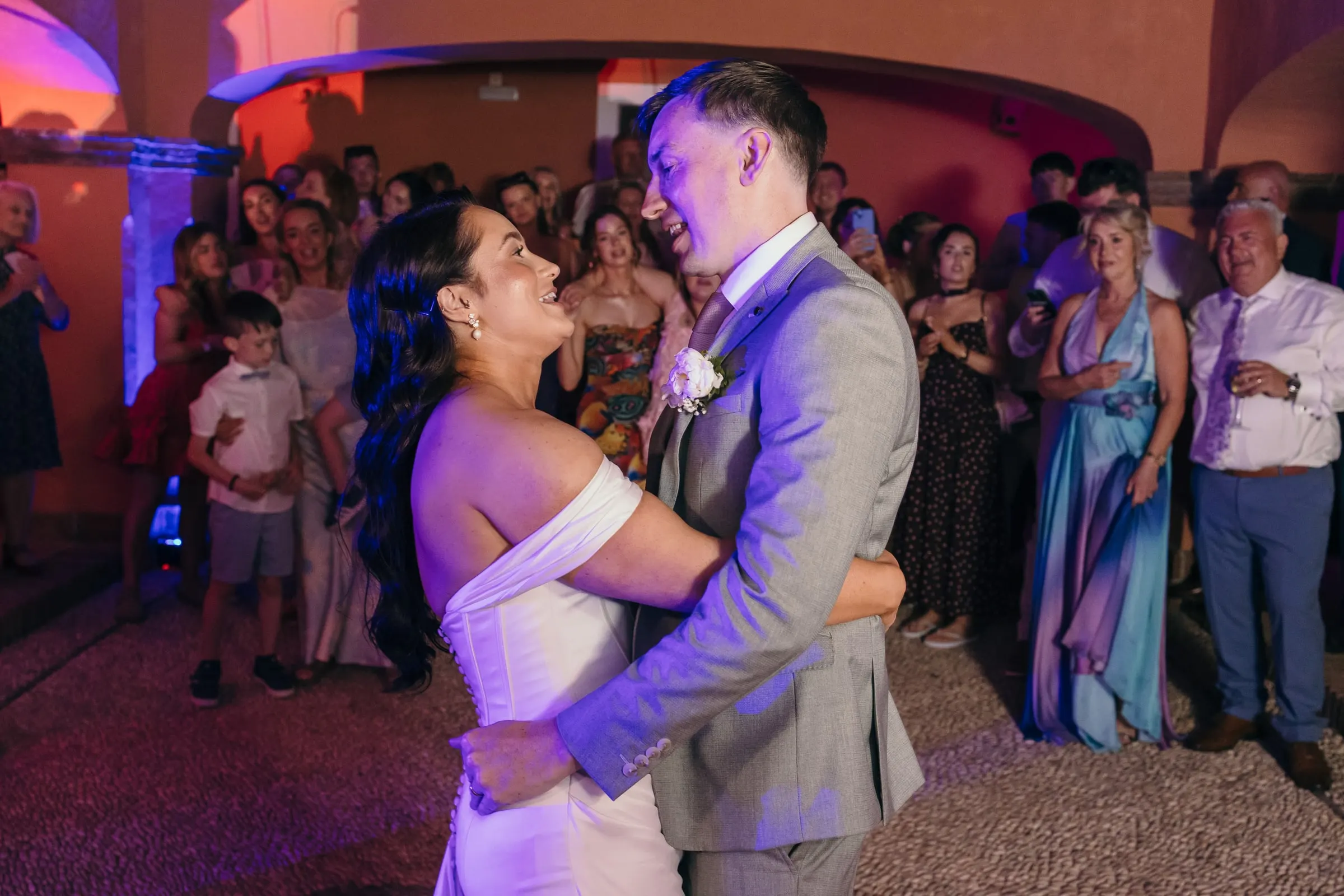 Los novios bailan en el patio rodeados de invitados, Mijas