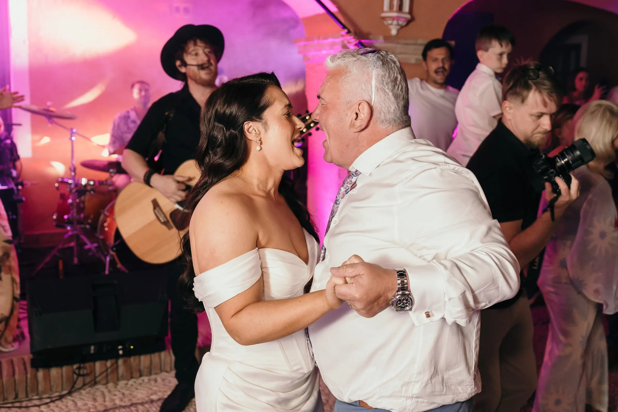 La novia baila delante de la batería y el guitarrista de la banda, Hacienda San José
