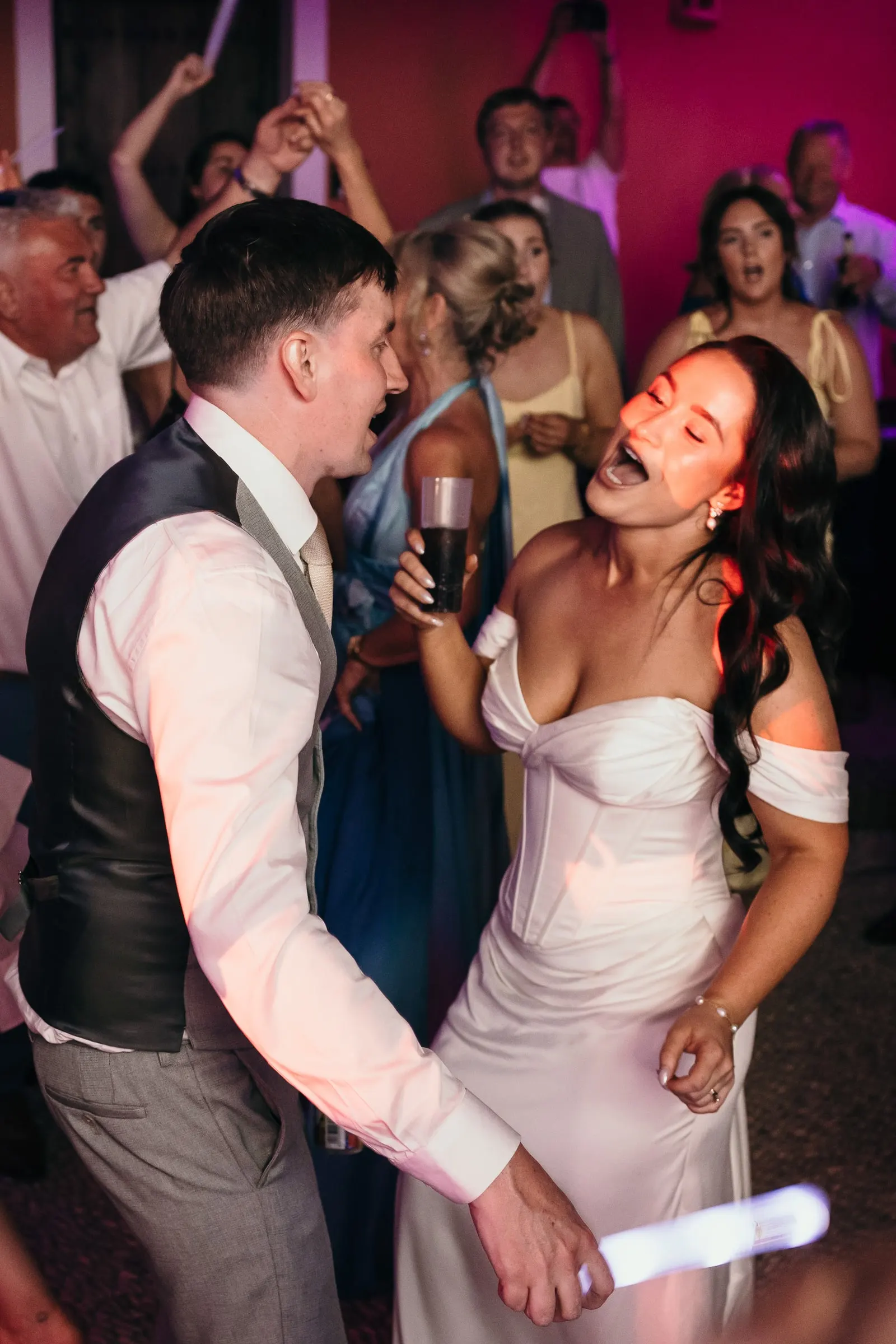 Los novios cantan y bailan con barras luminosas