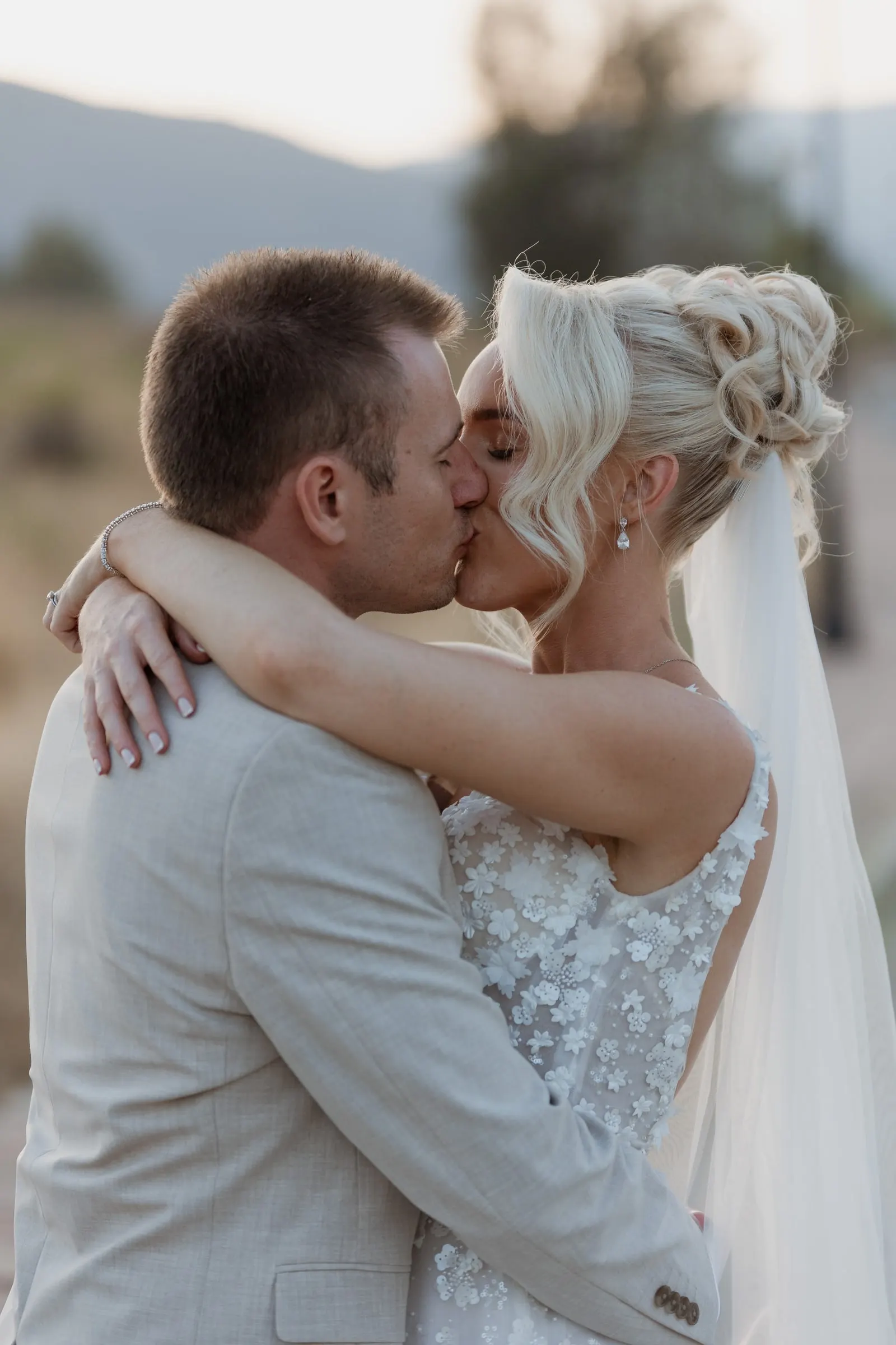 Close-up of the couple kissing in the evening light in Mijas