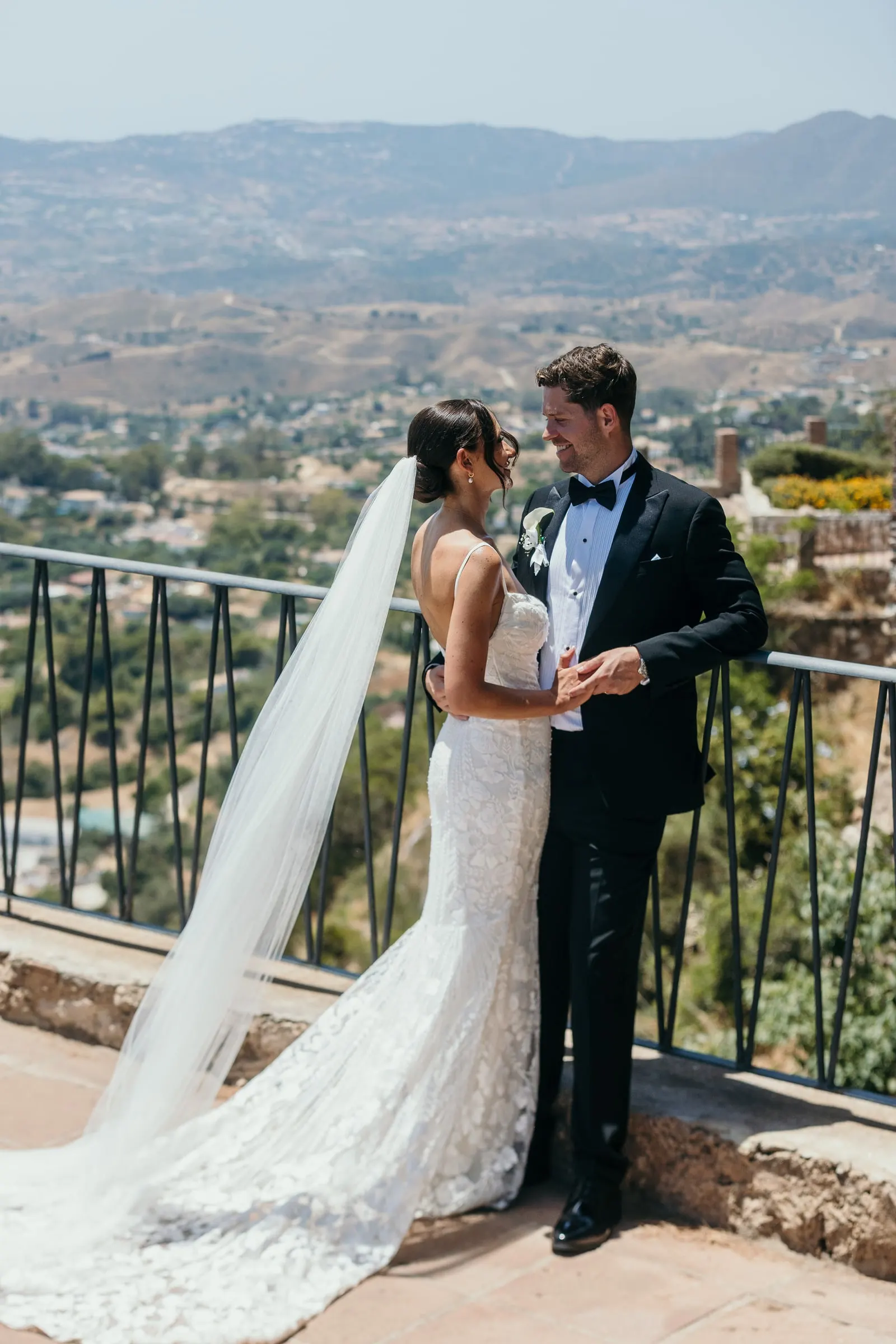 Retrato de boda en el mirador de Mijas Pueblo con el Mediterráneo detrás