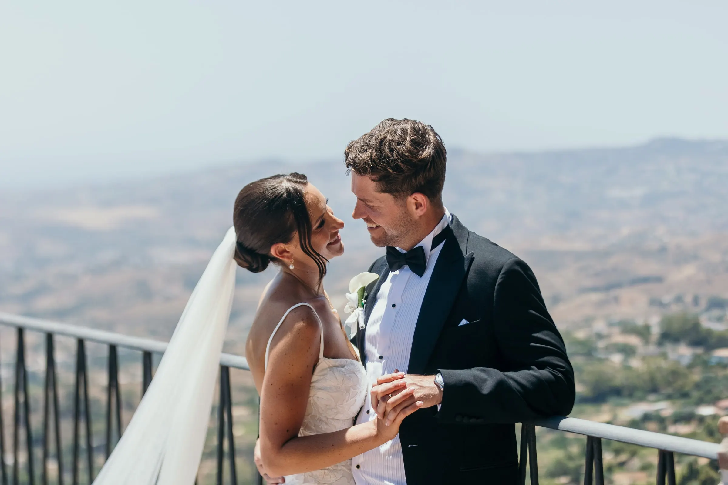 Los novios juntos en la barandilla del mirador, boda en Mijas