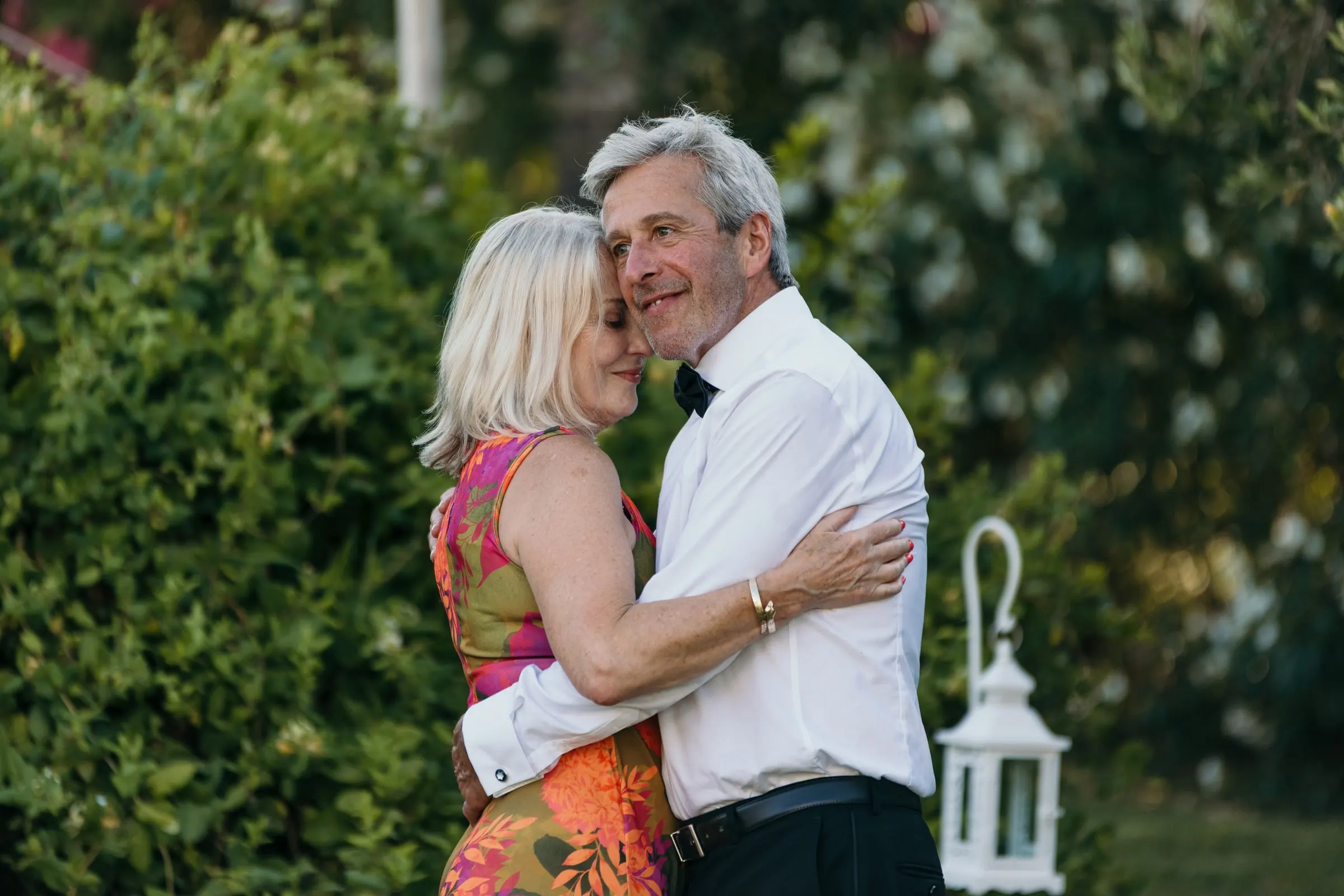 Two guests embracing and dancing in the hacienda garden