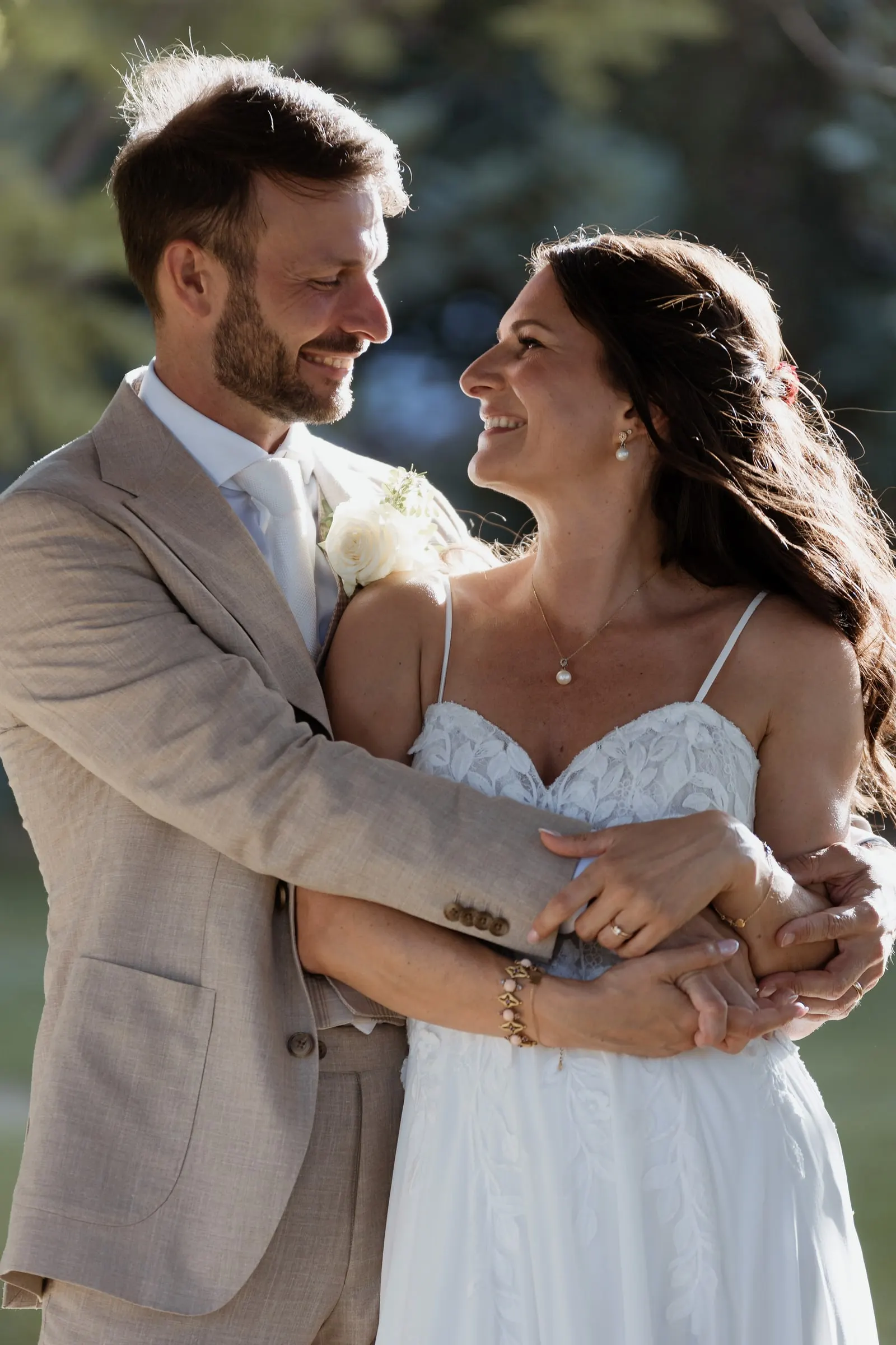 El novio abraza a la novia por detrás mientras se sonríen con luz cálida, Hacienda San José, Mijas