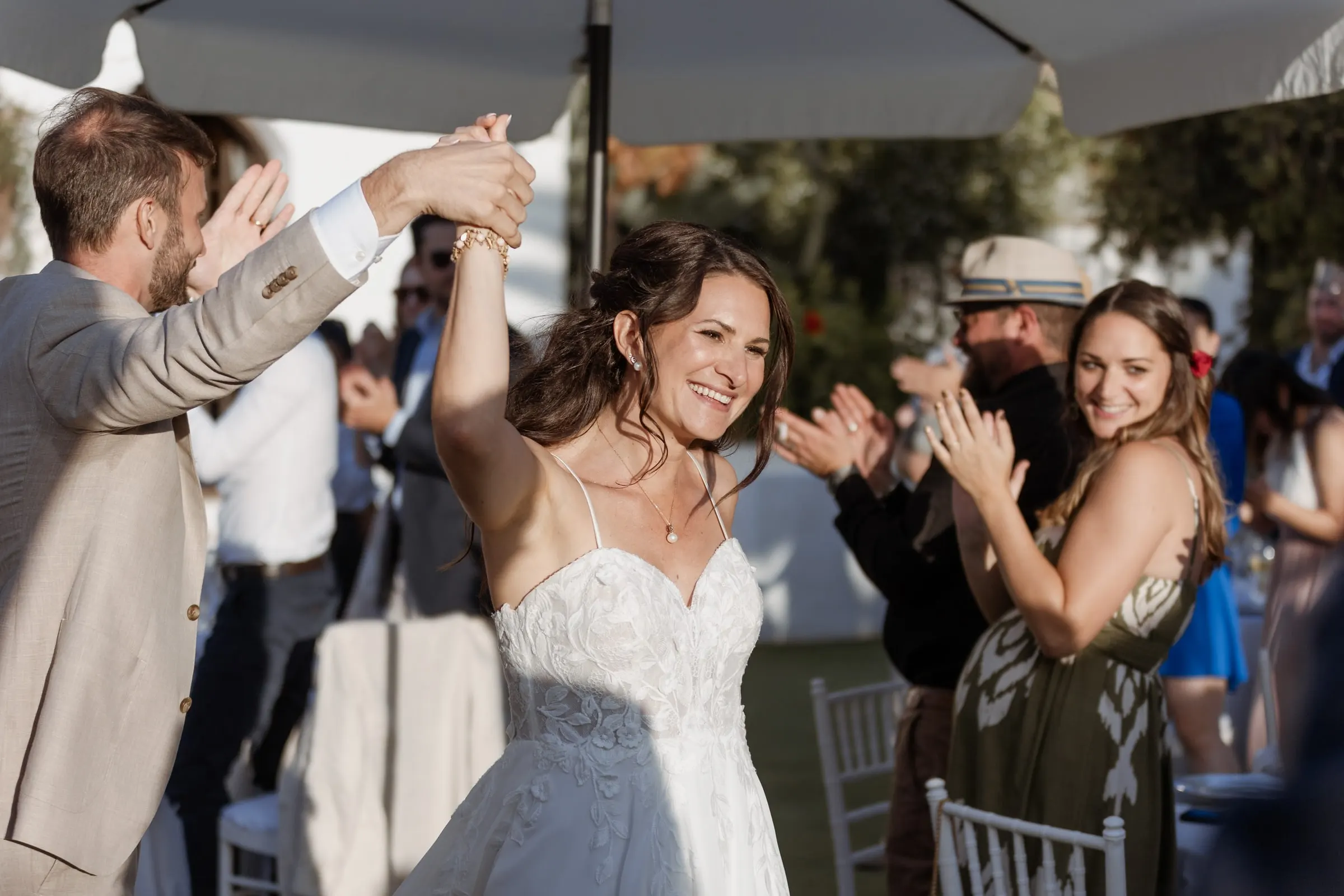 El novio hace girar a la novia mientras los invitados aplauden en el jardín, Hacienda San José, Mijas