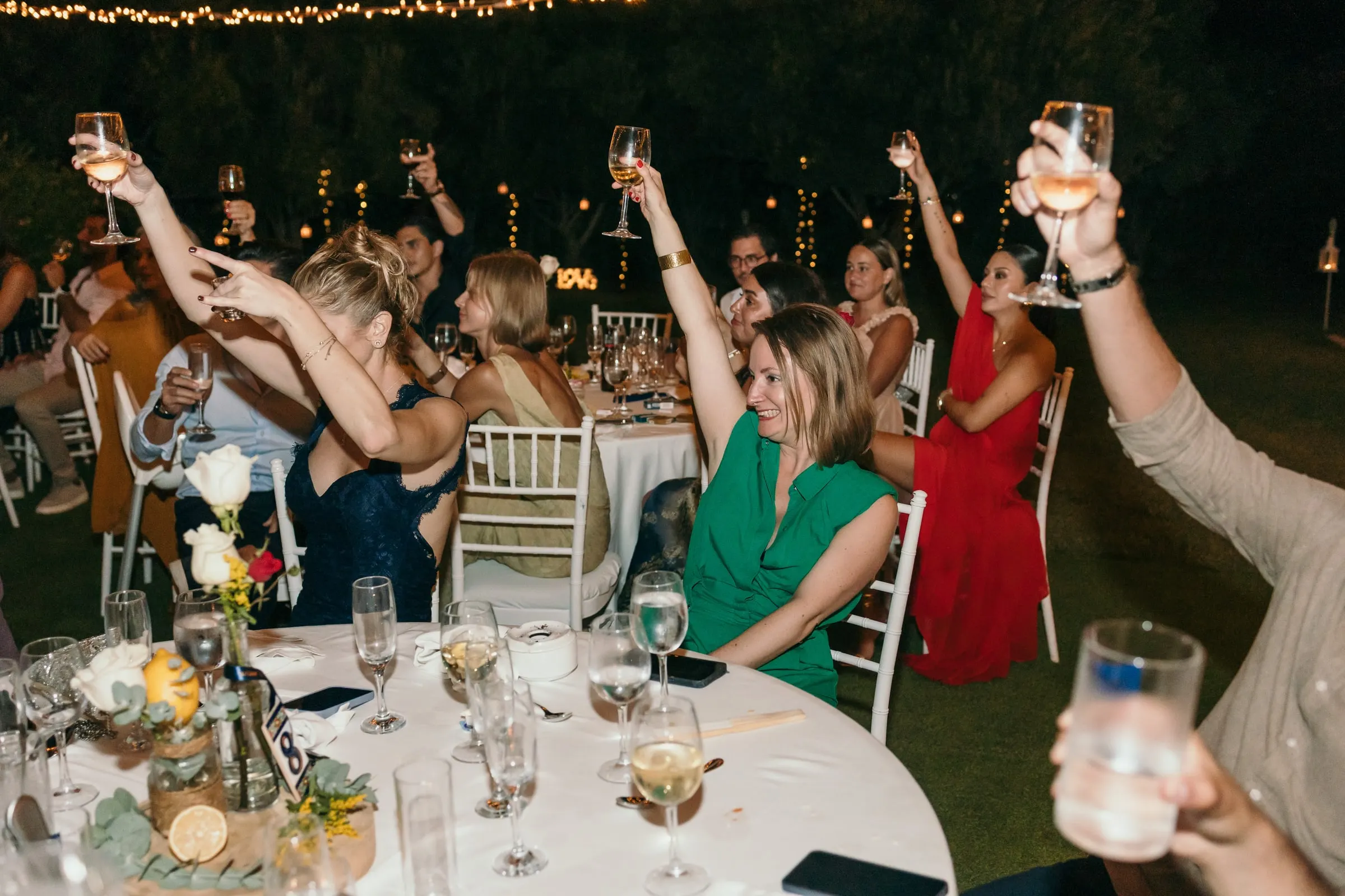Los invitados de una mesa redonda levantan sus copas durante la cena, Hacienda San José, Mijas