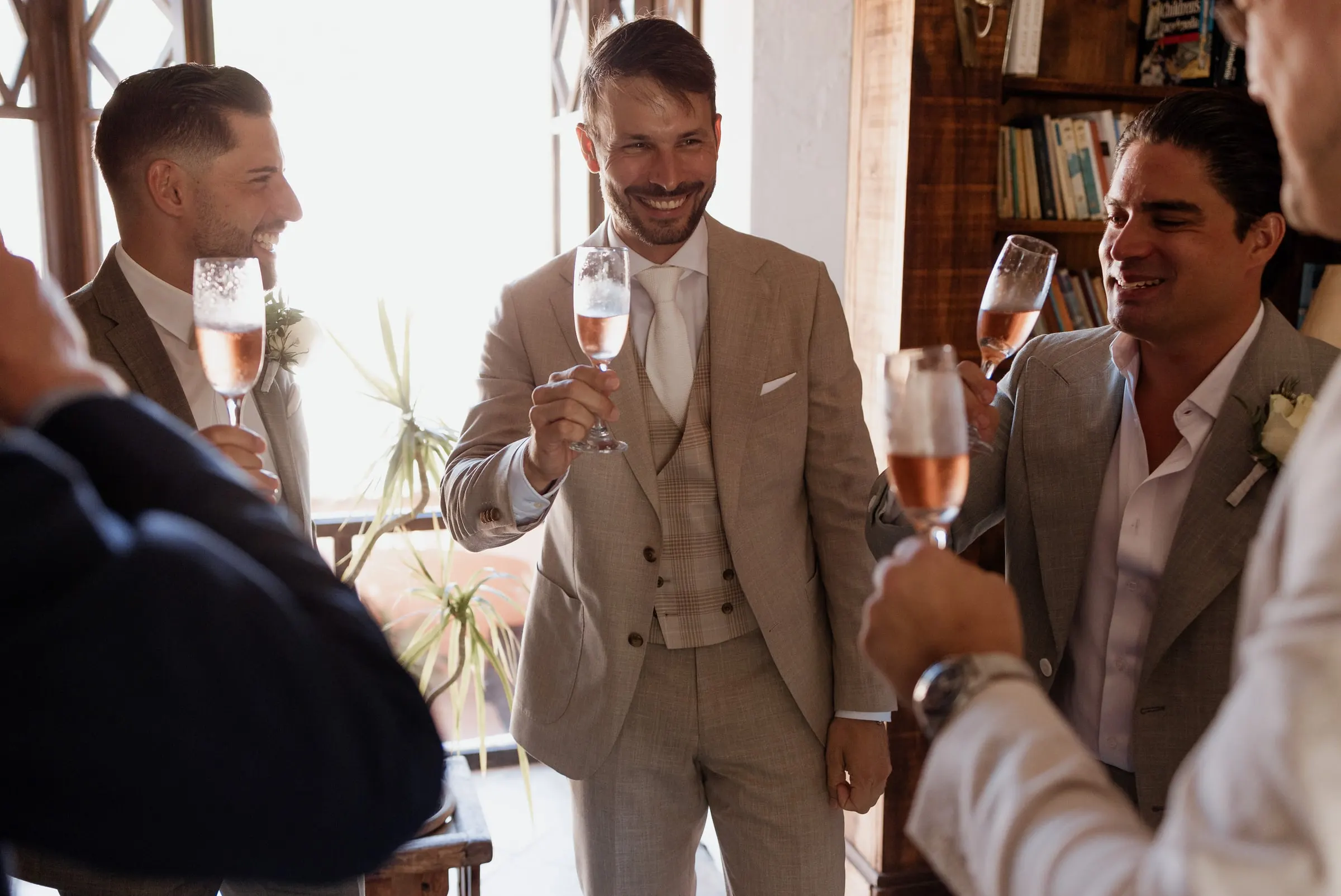 El novio brinda con una copa de rosado con sus amigos antes de la ceremonia, Hacienda San José, Mijas