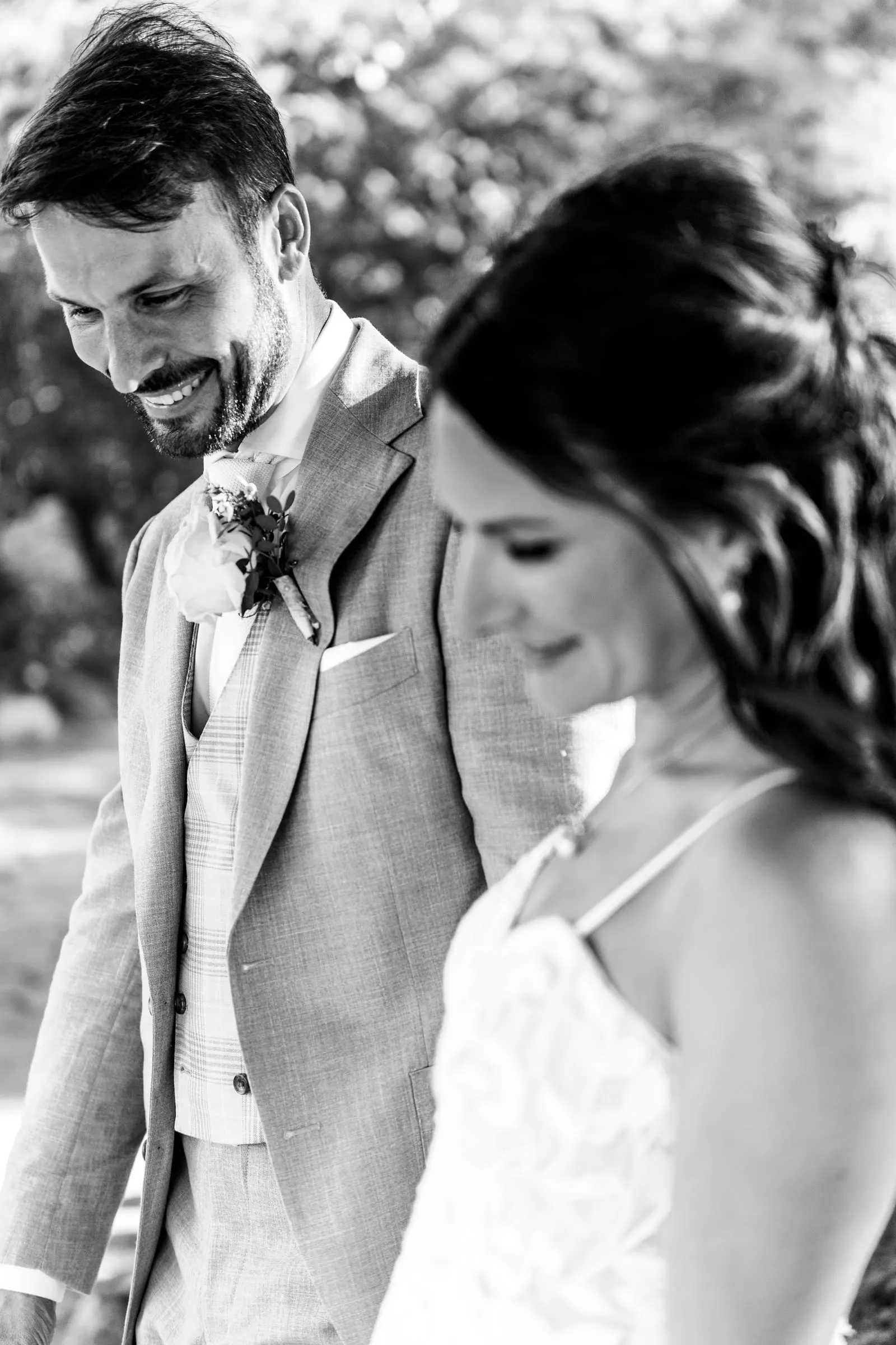 Primer plano en blanco y negro de los novios sonriendo con la mirada baja, Hacienda San José, Mijas