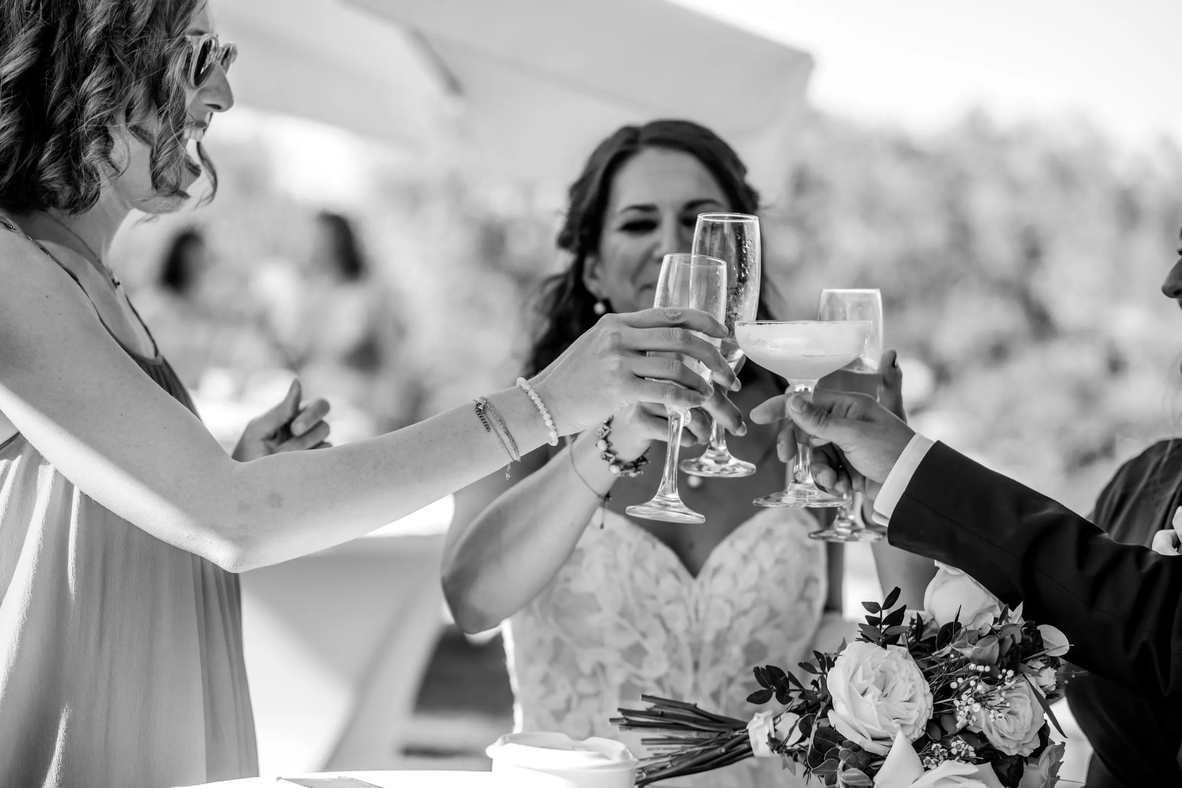 La novia brinda con los invitados en la mesa, en blanco y negro, Hacienda San José, Mijas