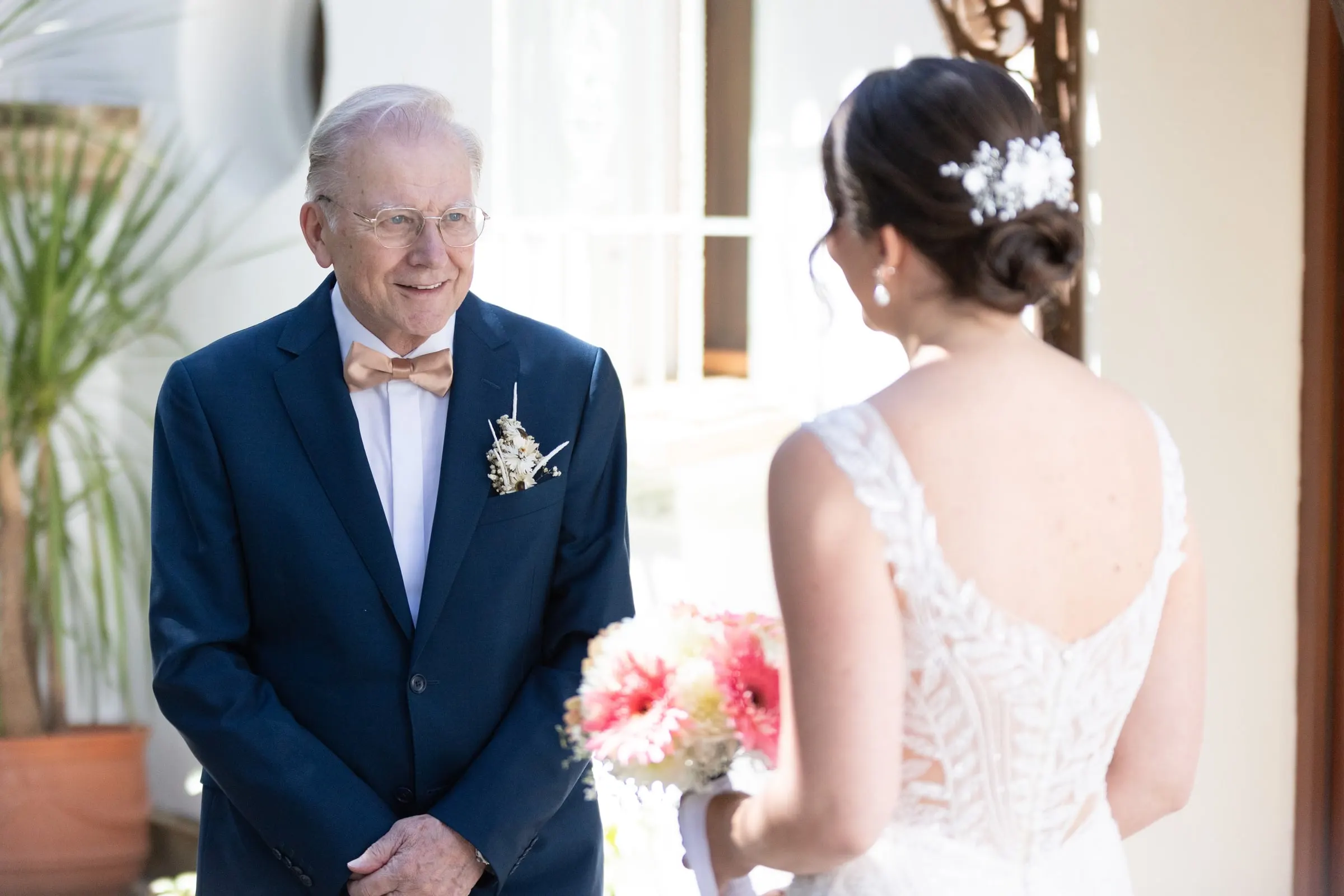 Un familiar de traje azul ve por primera vez a la novia vestida