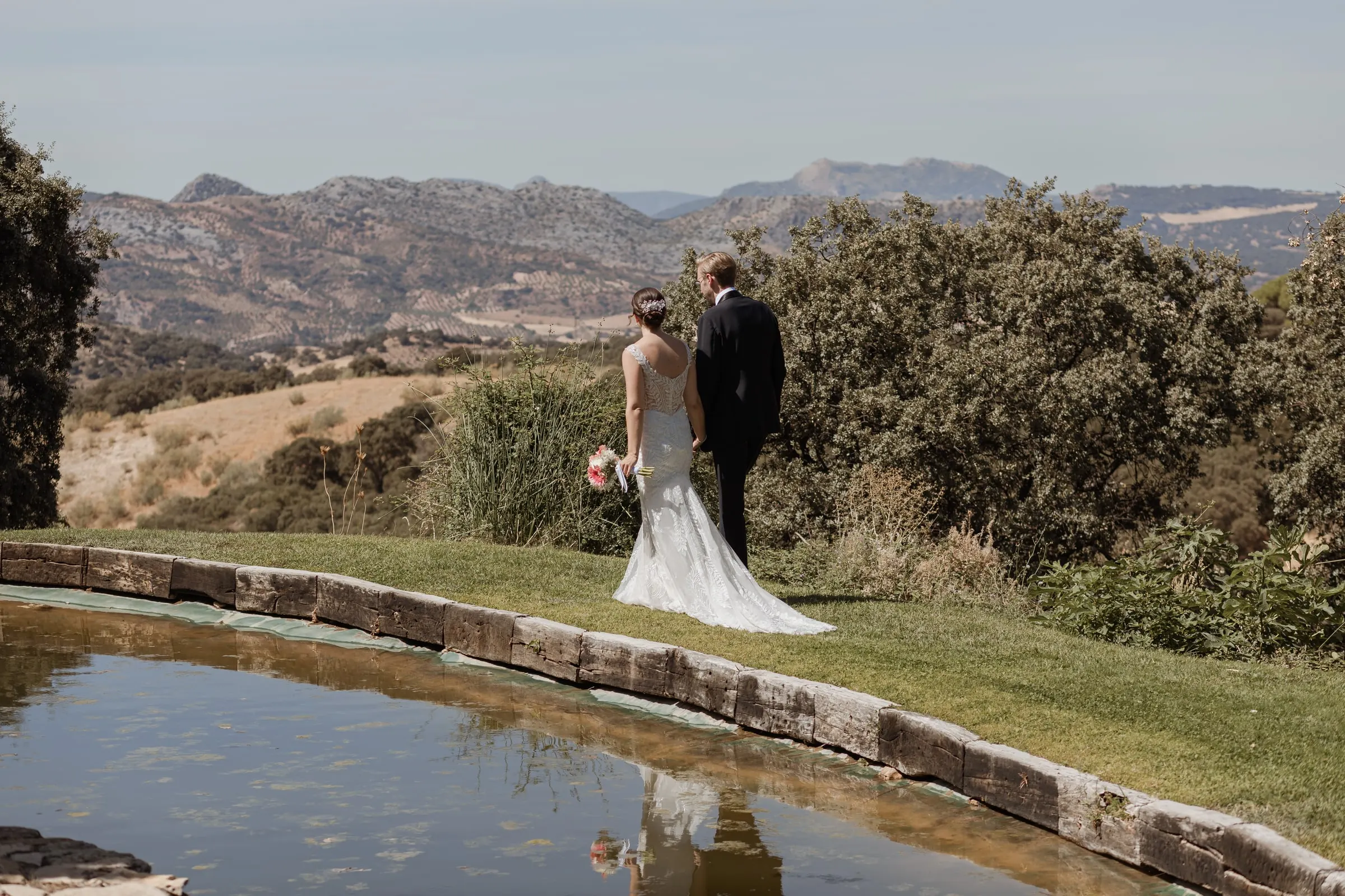 La pareja junto al estanque mirando la Serranía de Ronda desde Los Pilares de Ronda