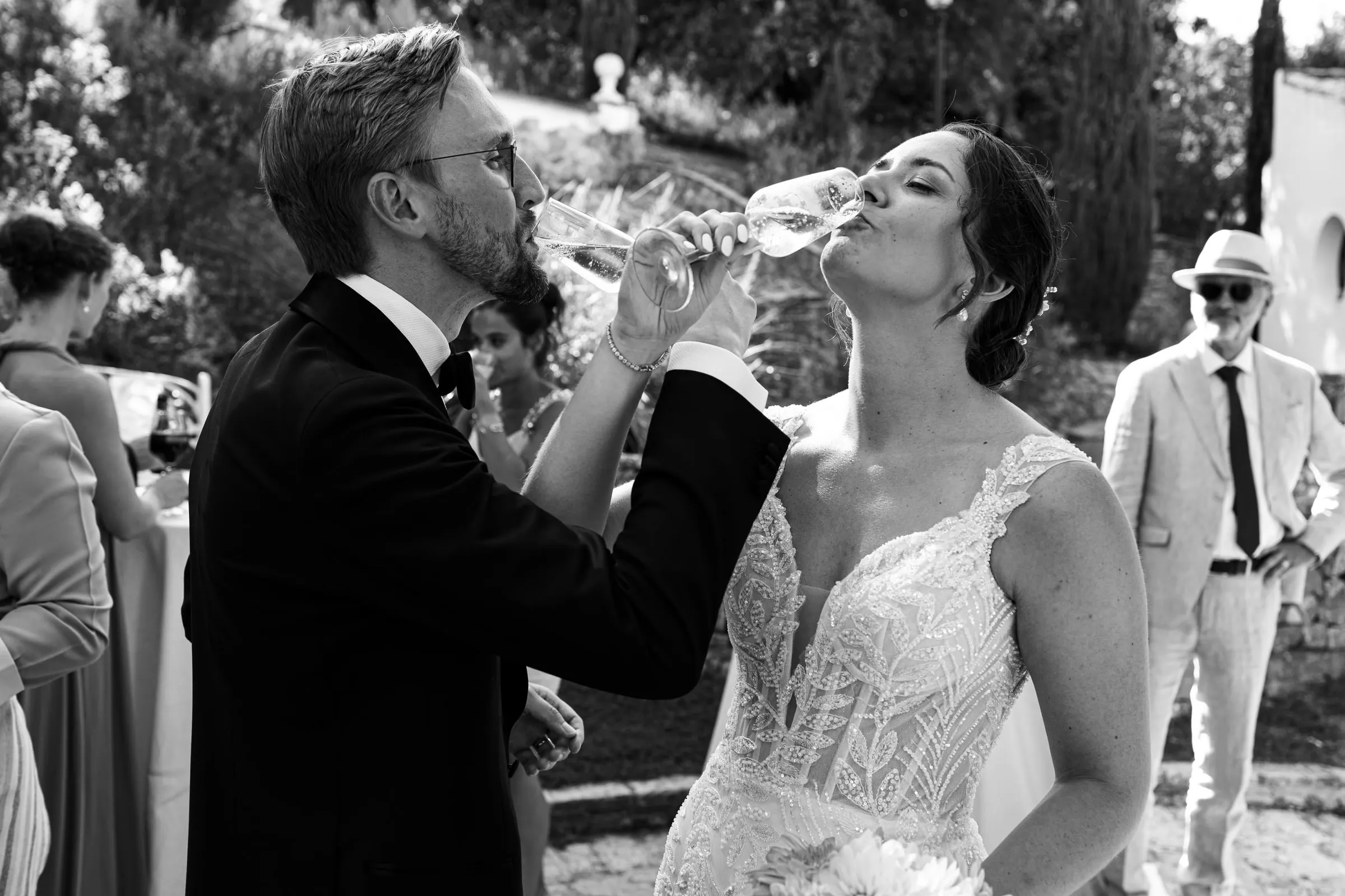 Foto en blanco y negro de los novios brindando con champán
