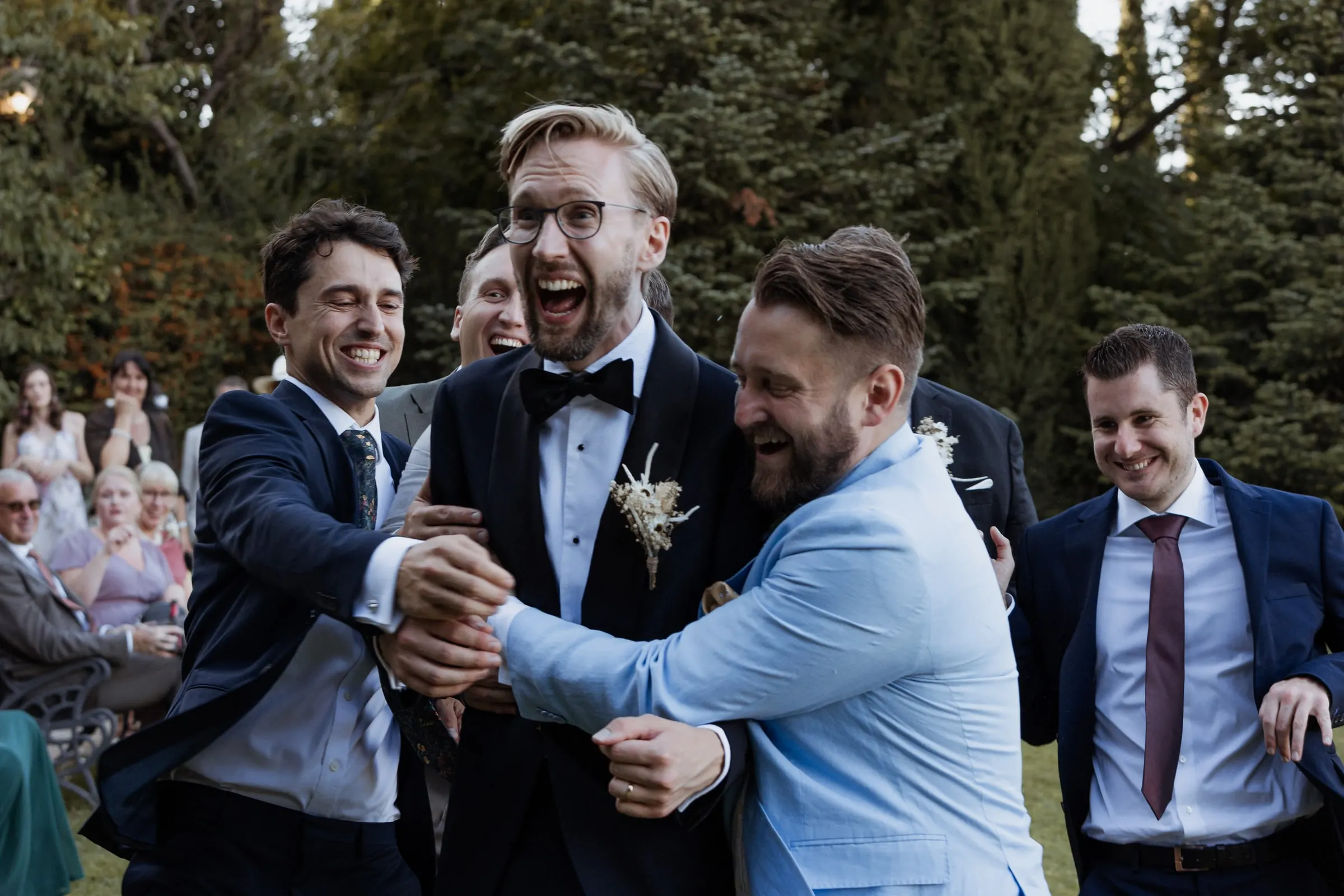 Los amigos abrazan al novio entre gritos tras la ceremonia