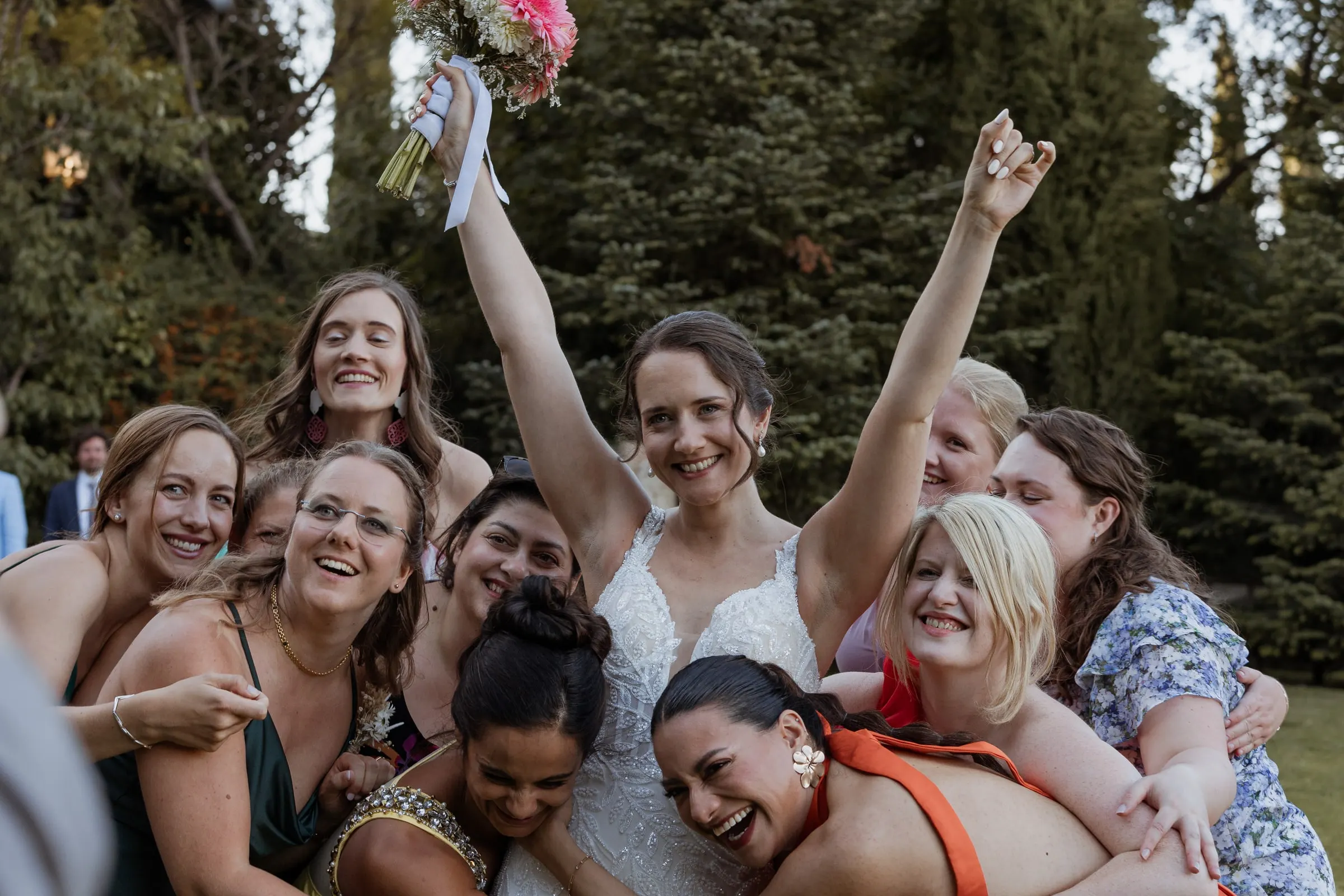 Las amigas rodean a la novia con los brazos en alto en Ronda