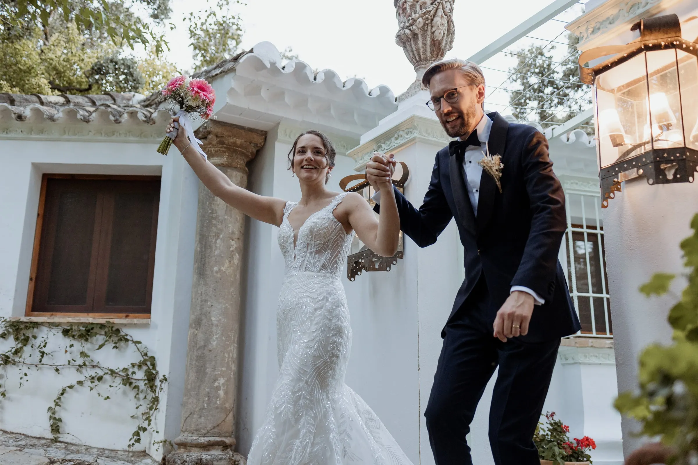 Couple's grand entrance in front of the white cortijo at Los Pilares de Ronda